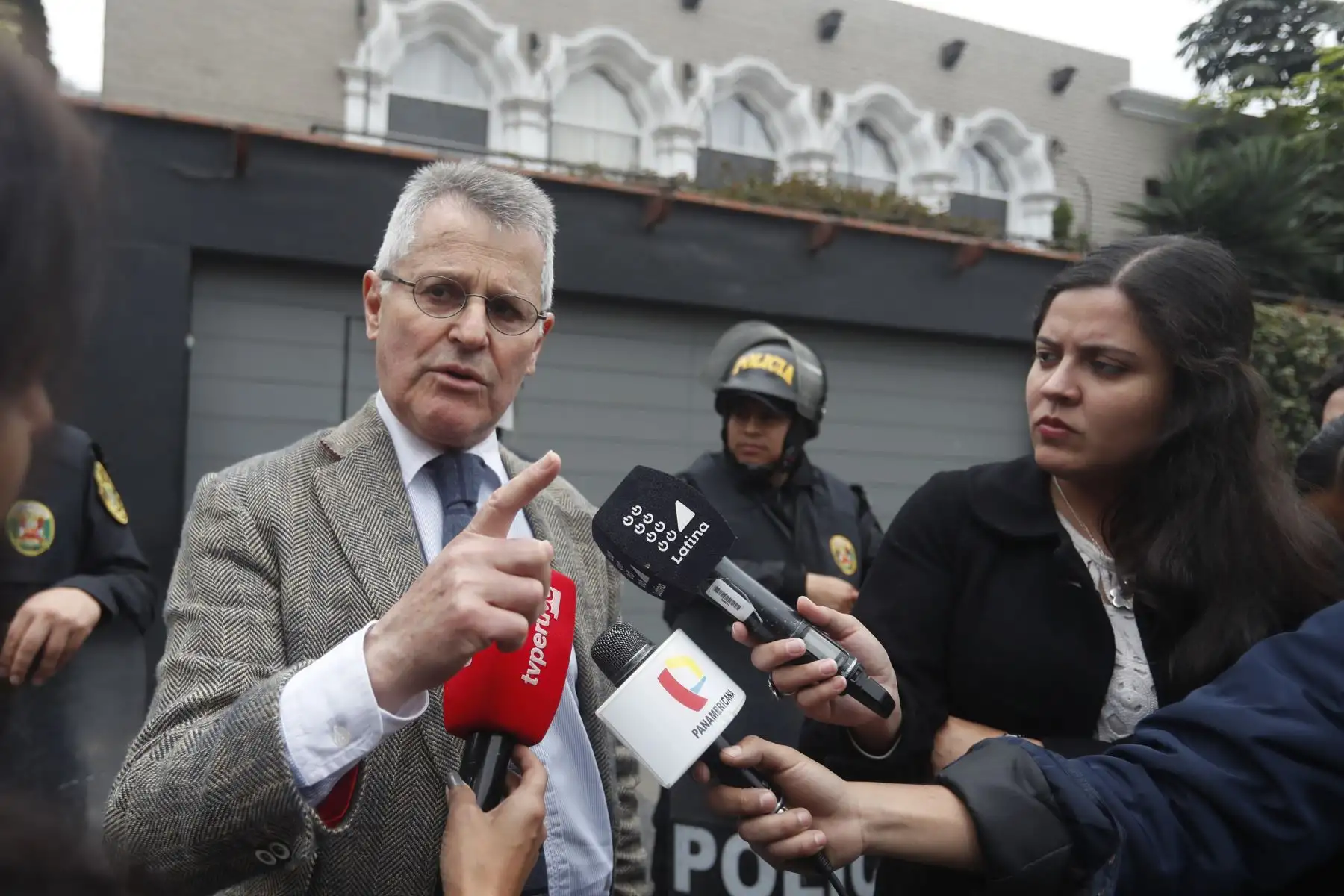 Hermano del ex presidente Pedro Pablo Kuczynski llega casa del ex mandatario. 
Foto: ANDINA/Renato Pajuelo
