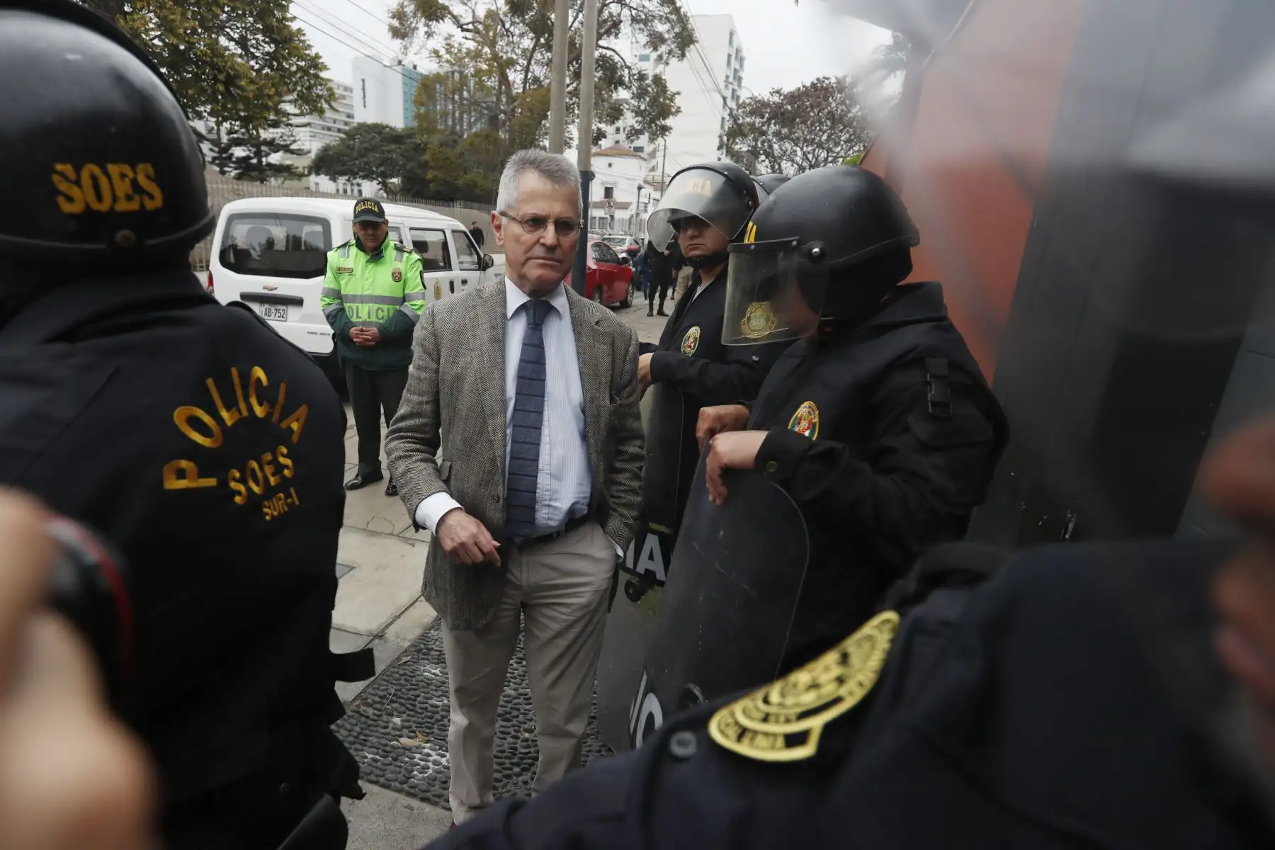 Hermano del ex presidente Pedro Pablo Kuczynski llega casa del ex mandatario. 
Foto: ANDINA/Renato Pajuelo