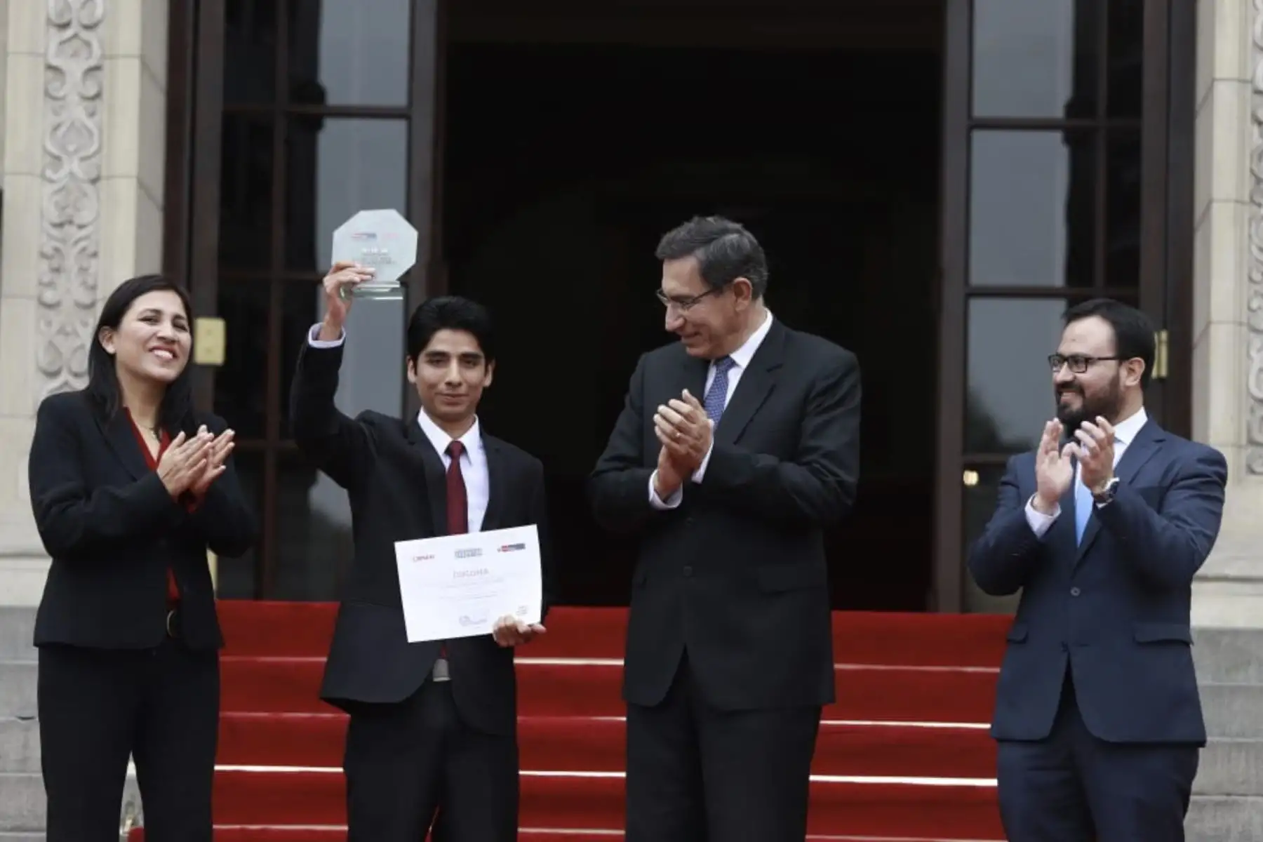 Presidente Martin Vizcarra entregar el Premio Nacional de la juventud "Yenuri Chiguala Cruz", y distingue a los jóvenes y organizaciones juveniles que realizan acciones destacadas.
Foto: ANDINA/ Prensa Presidencia