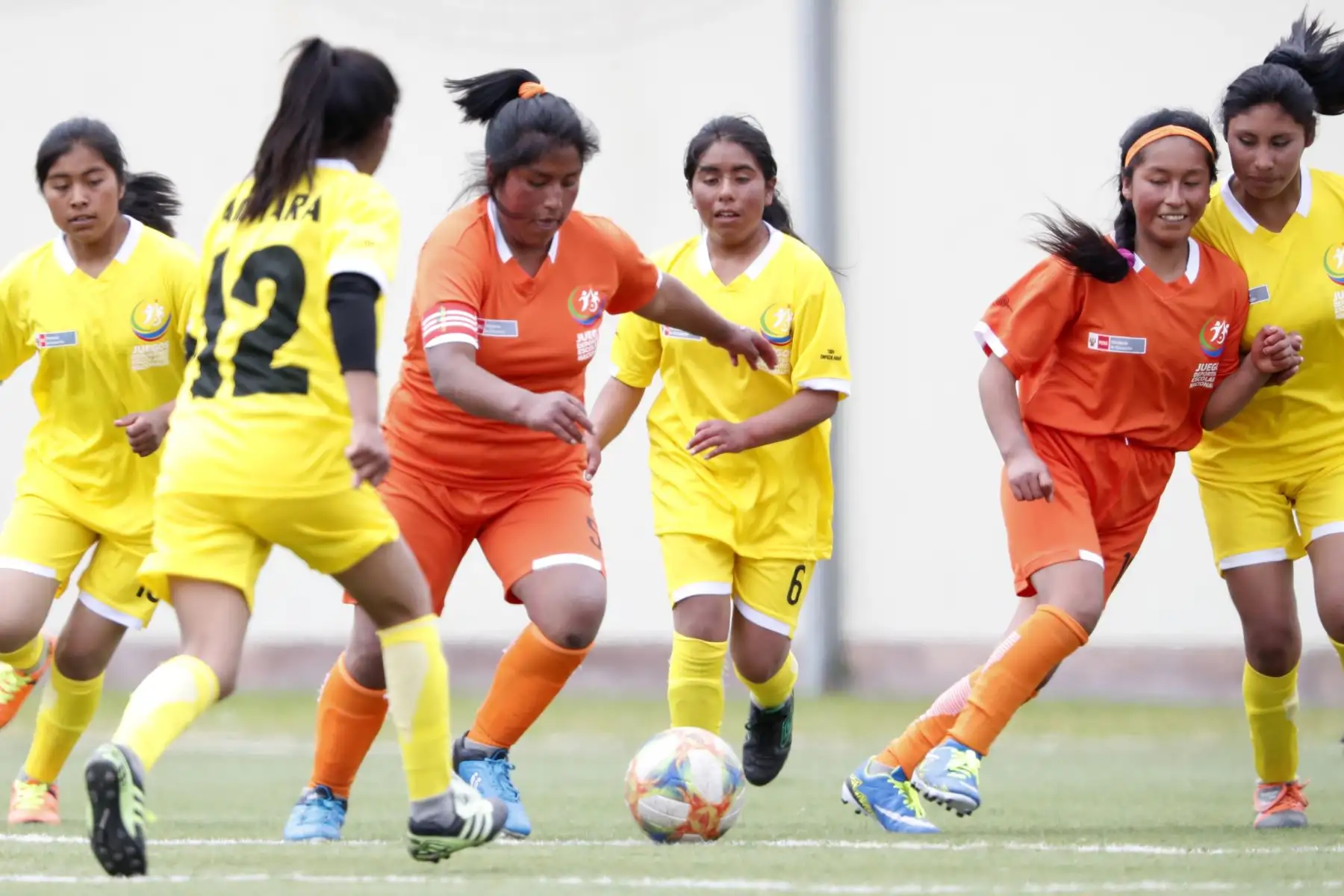 Escolares aimara de Puno disputan la pelota con jugadoras quechua colllao del Cusco, durante el campeonato de fútbol C Damas Pueblos originarios, por los Juegos Deportivos Escolares Nacionales 2019, en la UPC de Chorrillos. Foto: ANDINA/Carlos Lezama
