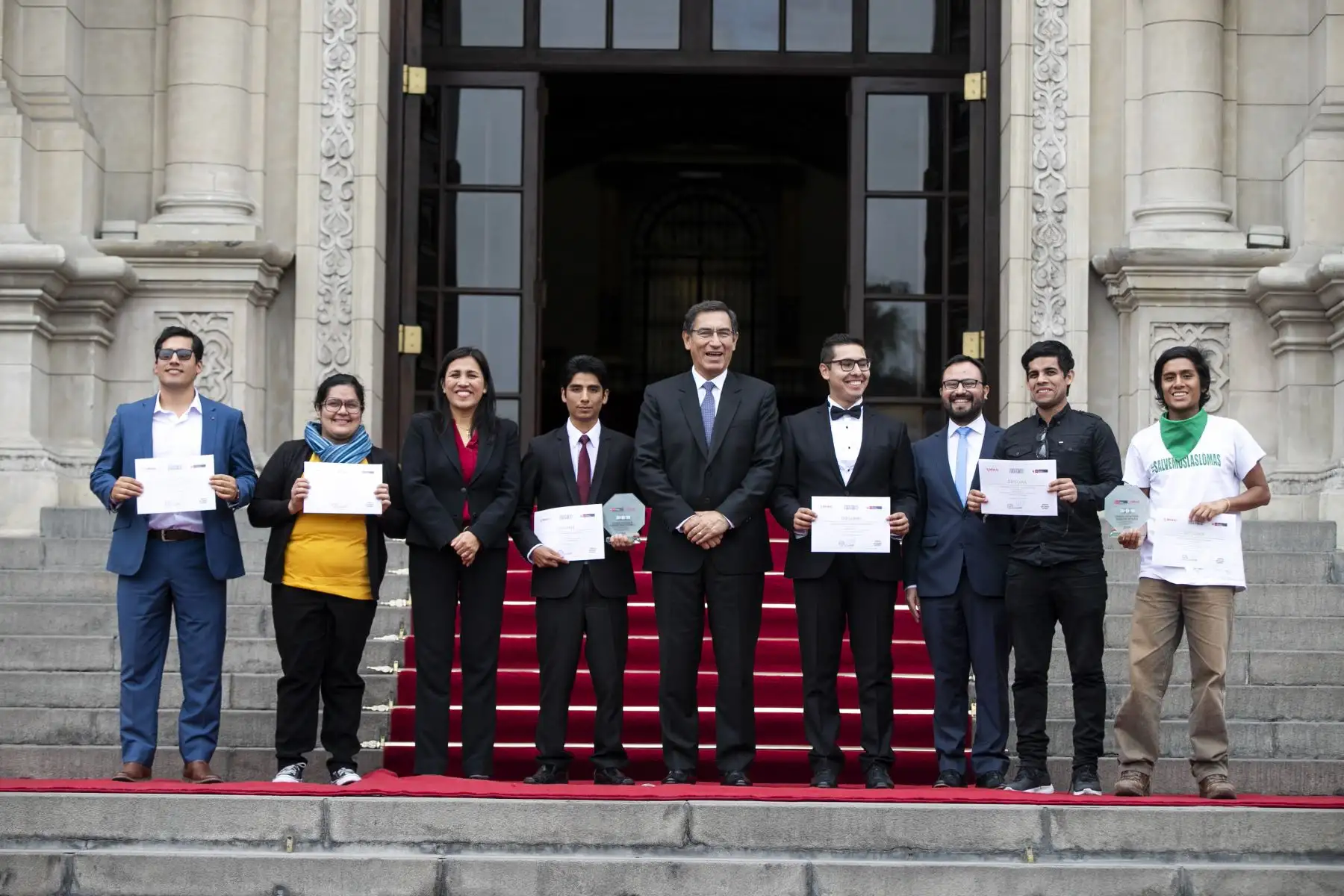 El presidente de la República, Martín Vizcarra  y la ministra de Educación, Flor Pablo participan de la ceremonia de entrega del Premio Nacional de la Juventud “Yenuri Chiguala Cruz” y la presentación de la Política Nacional de Juventud
Foto: Prensa Presidencia
