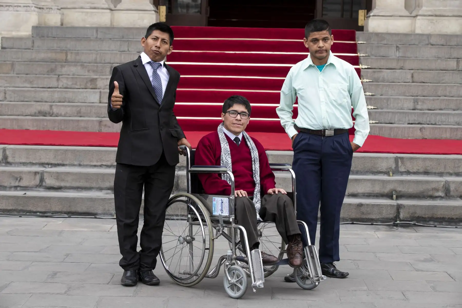 Jóvenes  participan de la ceremonia de entrega del Premio Nacional de la Juventud “Yenuri Chiguala Cruz” y la presentación de la Política Nacional de Juventud
Foto: Senaju