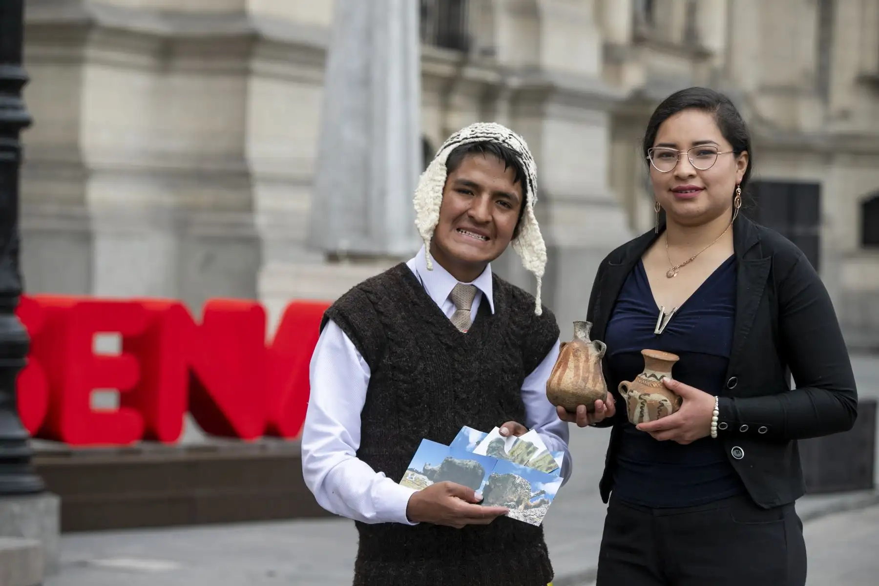 Jóvenes  participan de la ceremonia de entrega del Premio Nacional de la Juventud “Yenuri Chiguala Cruz” y la presentación de la Política Nacional de Juventud
Foto: Senaju