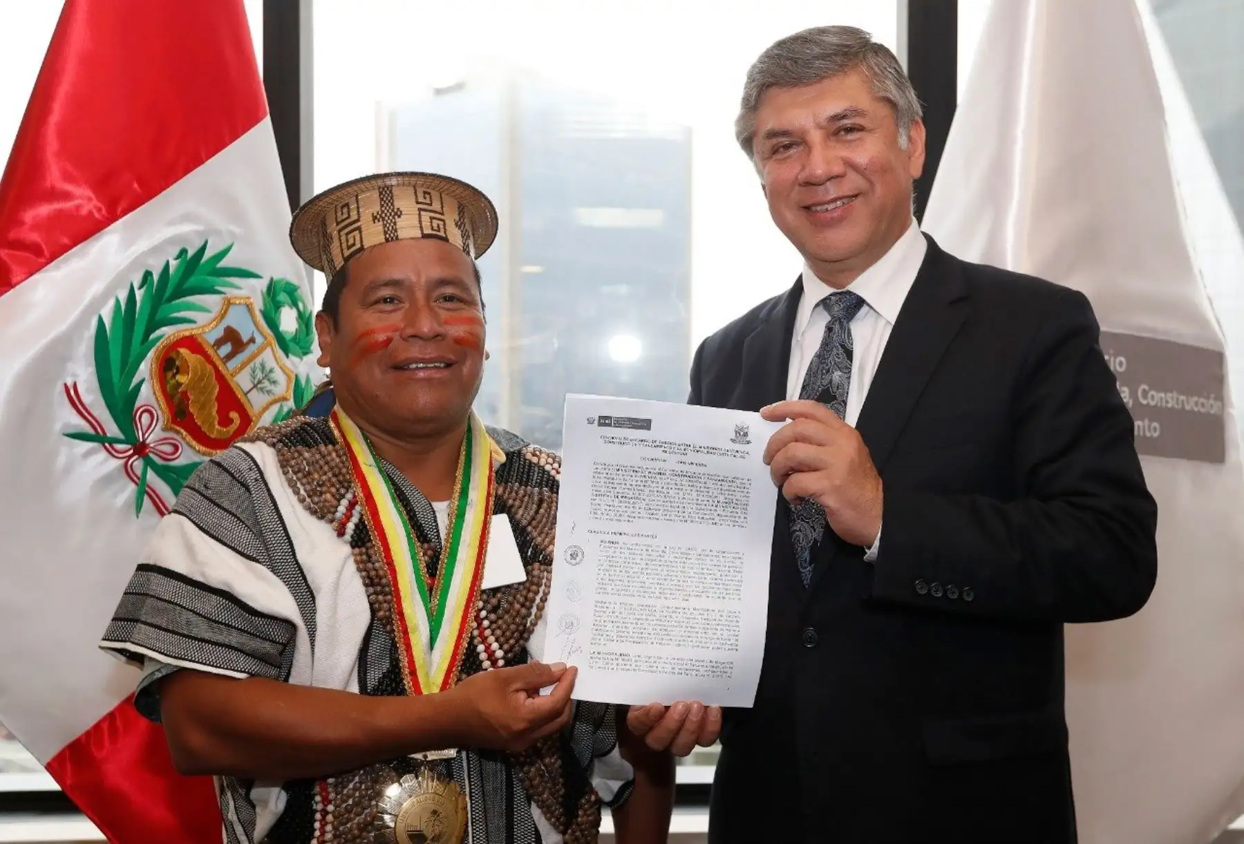 Alcalde de Megantoni, Daniel Ríoso, y ministro Miguel Estrada firman convenio para viviendas rurales.