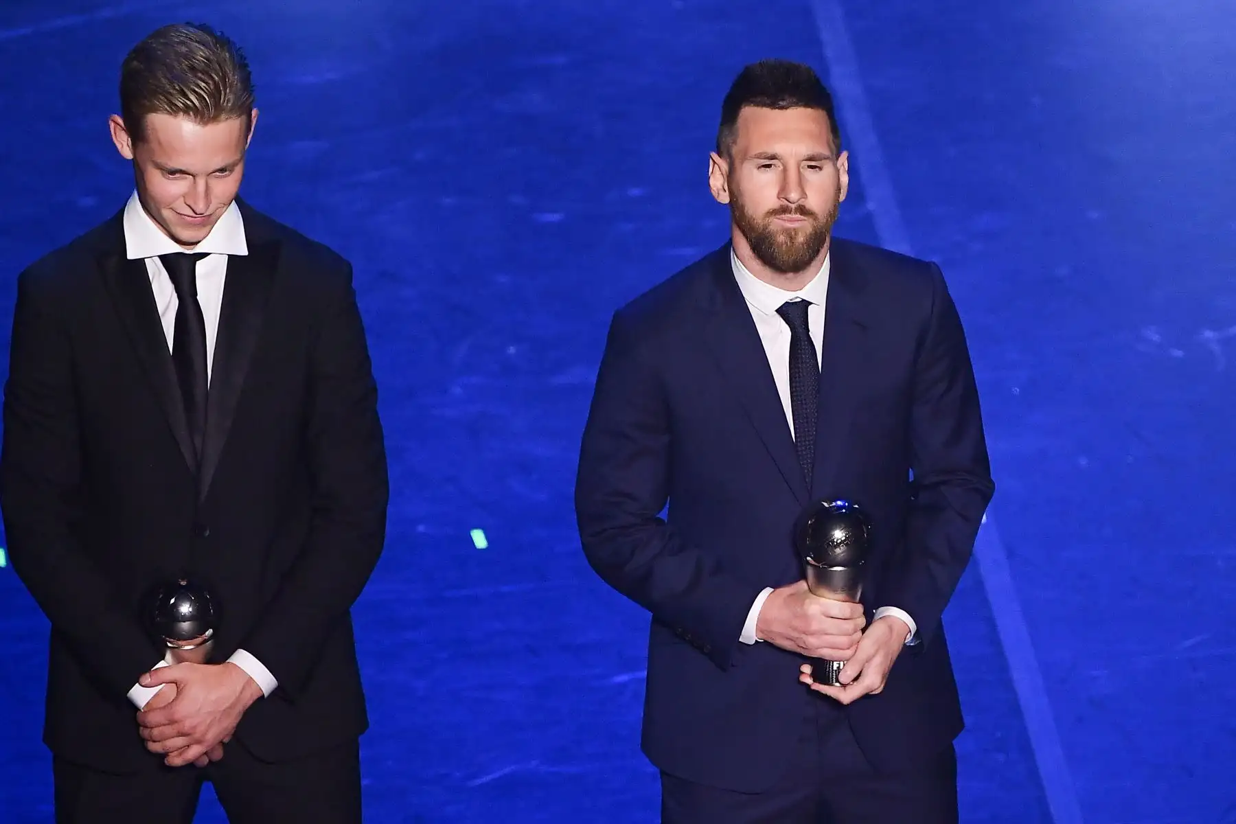 El jugador holandés y barcelonés Frenkie de Jong (izq.) Y el alero argentino y barcelonés Lionel Messi posan durante la presentación del equipo FIFA FIFPRO World Men Eleven durante la ceremonia de los Mejores Premios de Fútbol FIFA.
Foto: AFP