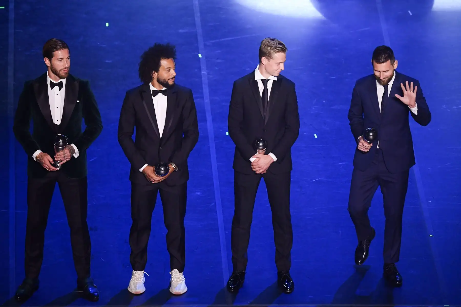 El jugador holandés Frenkie de Jong (2ndR), el alero argentino y barcelonés Lionel Messi (R), España y el Real Madrid Sergio Ramos (L) y el defensa brasileño y del Real Madrid Marcelo posan durante la presentación del equipo FIFA FIFPRO World Men Eleven durante The Best Ceremonia de entrega de premios de fútbol de la FIFA.
Foto: AFP