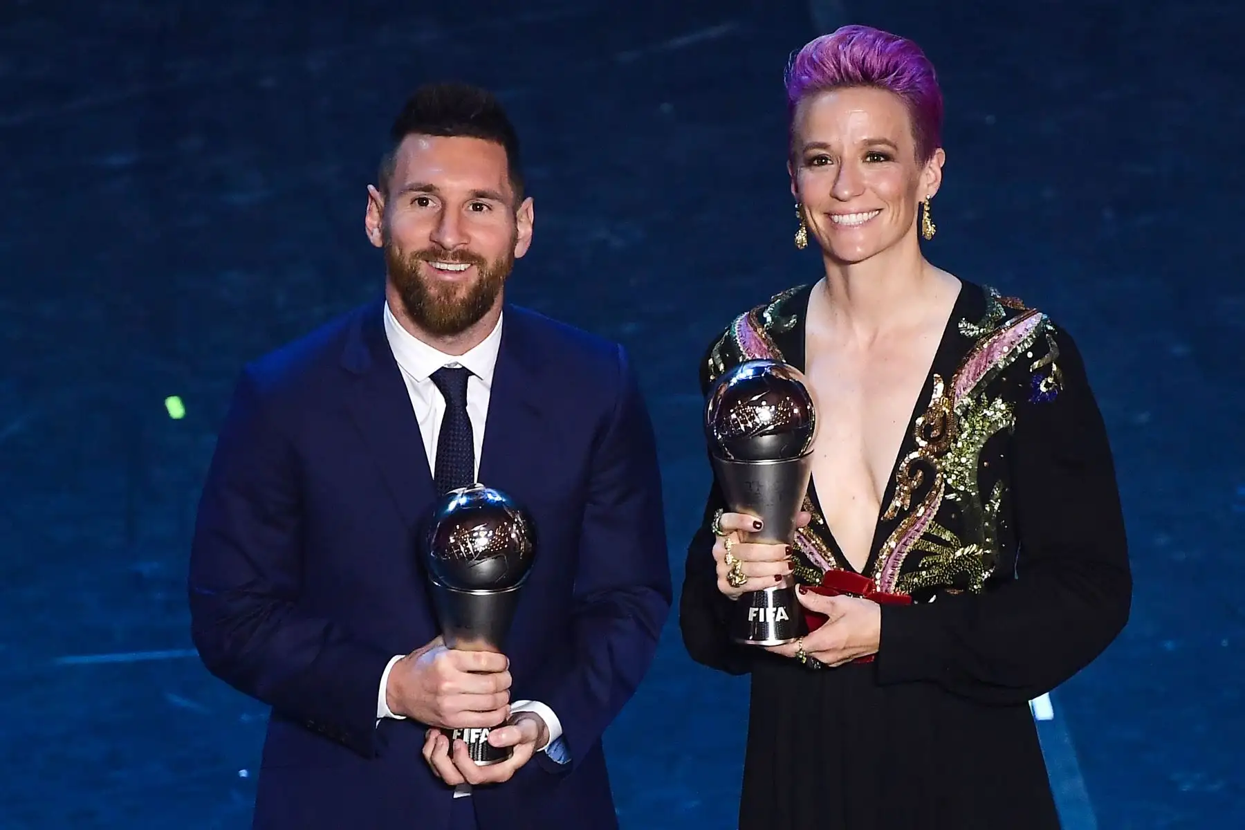 Mejor jugador masculino de la FIFA de 2019, el alero argentino y barcelonés Lionel Messi (L) y Mejor jugador femenino de la FIFA de 2019, el mediocampista estadounidense y del Reign FC, Megan Rapinoe, posan al final de la ceremonia de los Mejores Premios de Fútbol FIFA.
Foto:AFP