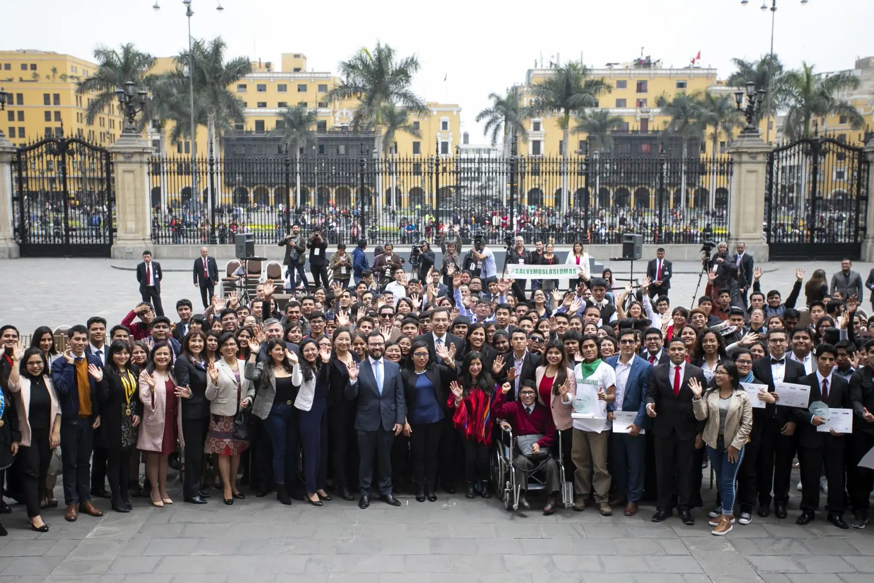 El presidente de la República, Martín Vizcarra  y la ministra de Educación, Flor Pablo participan de la ceremonia de entrega del Premio Nacional de la Juventud “Yenuri Chiguala Cruz” y la presentación de la Política Nacional de Juventud
Foto: ANDINA/Prensa Presidencia