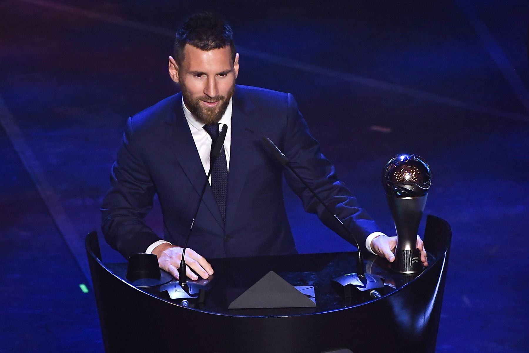 El alero argentino y barcelonés Lionel Messi habla después de ganar el trofeo al Premio al Mejor Jugador Masculino de la FIFA de 2019.
Foto: AFP