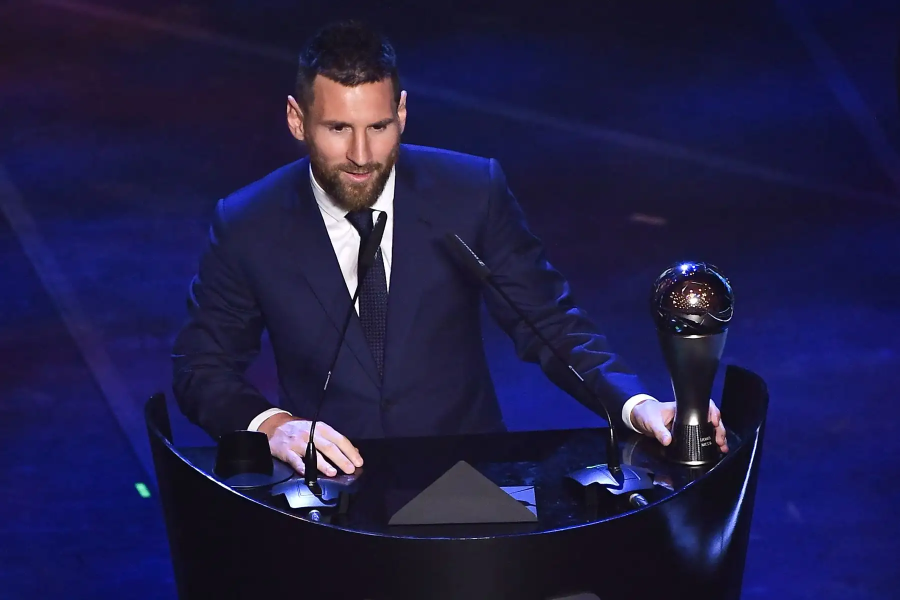El alero argentino y barcelonés Lionel Messi habla después de ganar el trofeo al Premio al Mejor Jugador Masculino de la FIFA de 2019.
Foto: AFP