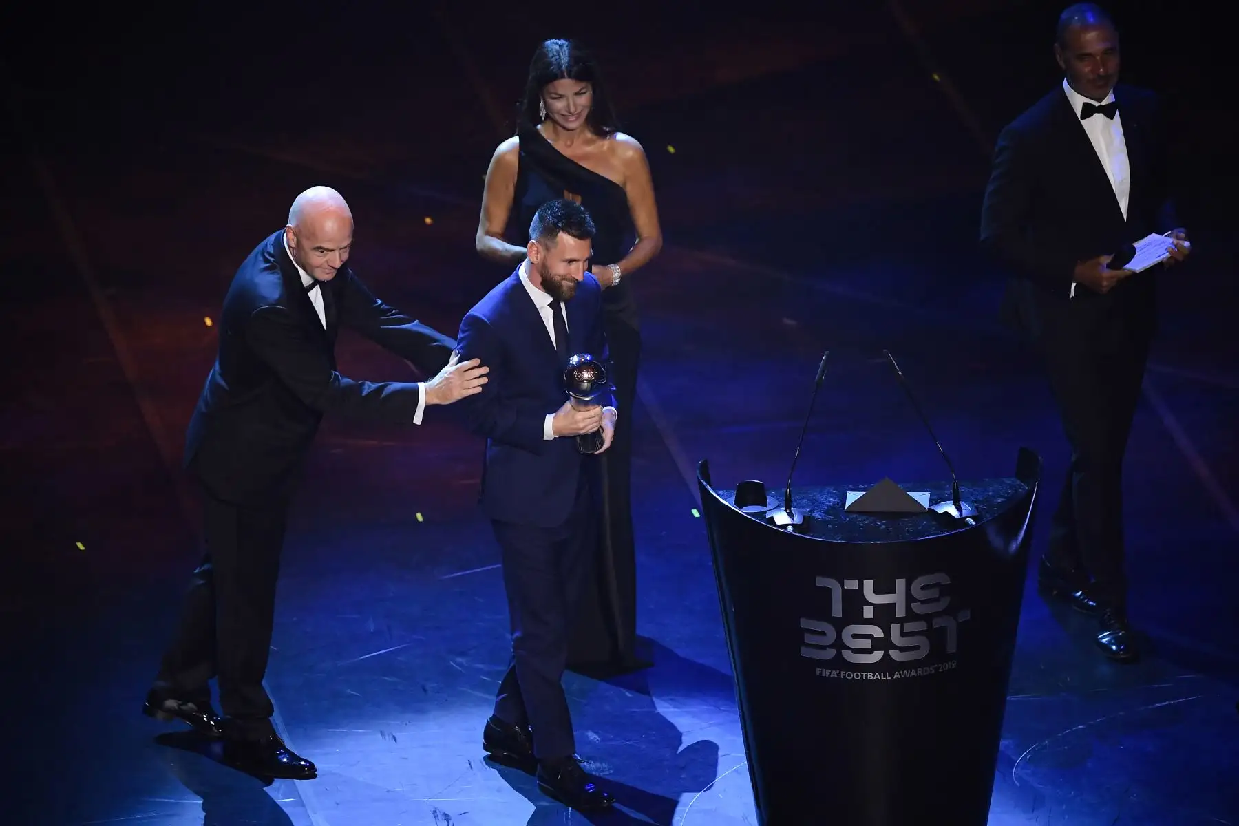 El delantero argentino y barcelonés Lionel Messi (C) es presentado por el presidente de la FIFA, Gianni Infantino (L), con el trofeo al Premio al Mejor Jugador Masculino de la FIFA de 2019.
Foto: AFP