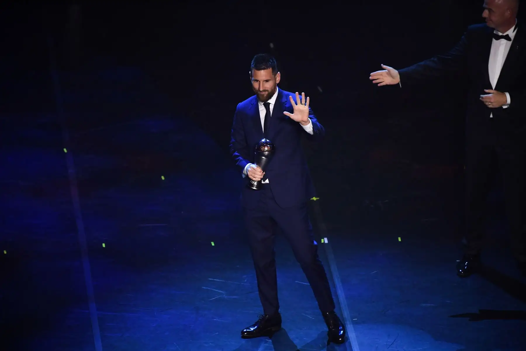 El alero argentino y barcelonés Lionel Messi reacciona después de ganar el trofeo al Premio al Mejor Jugador Masculino de la FIFA 2019.
Foto: AFP