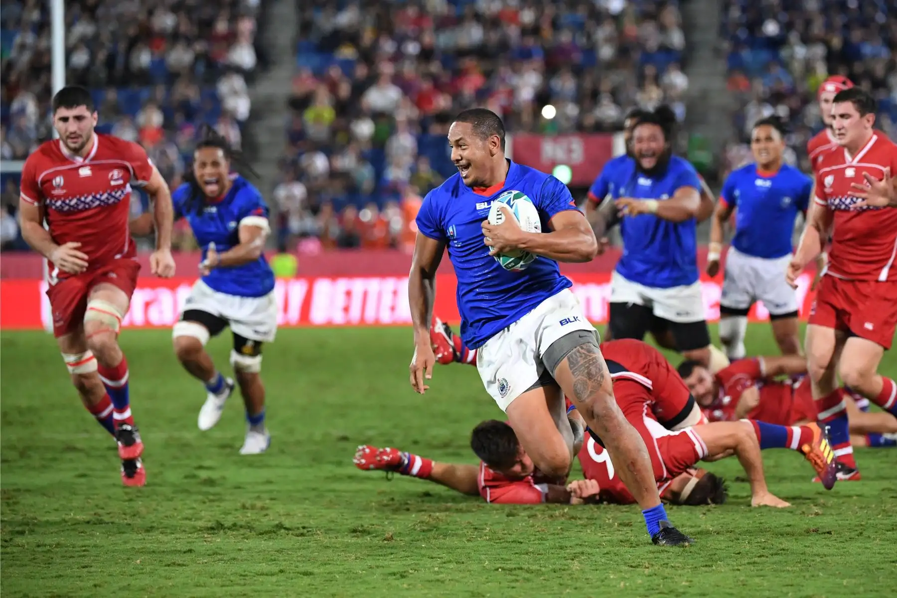 Ed Fidow de Samoa corre para anotar durante  la Copa Mundial de Rugby de Japón 2019 entre Rusia y Samoa en Kumagaya. Foto: AFP