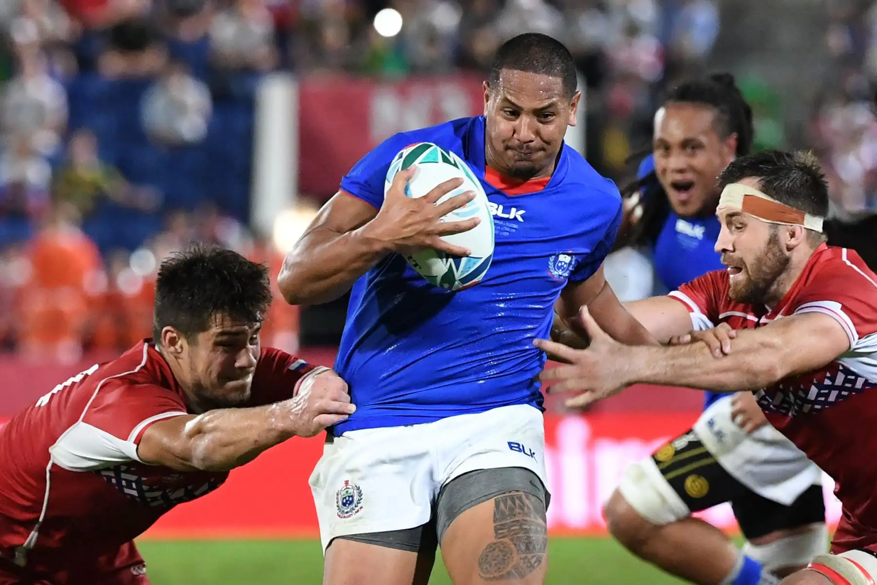 Ed Fidow de Samoa corre para anotar durante  la Copa Mundial de Rugby de Japón 2019 entre Rusia y Samoa en Kumagaya. Foto: AFP