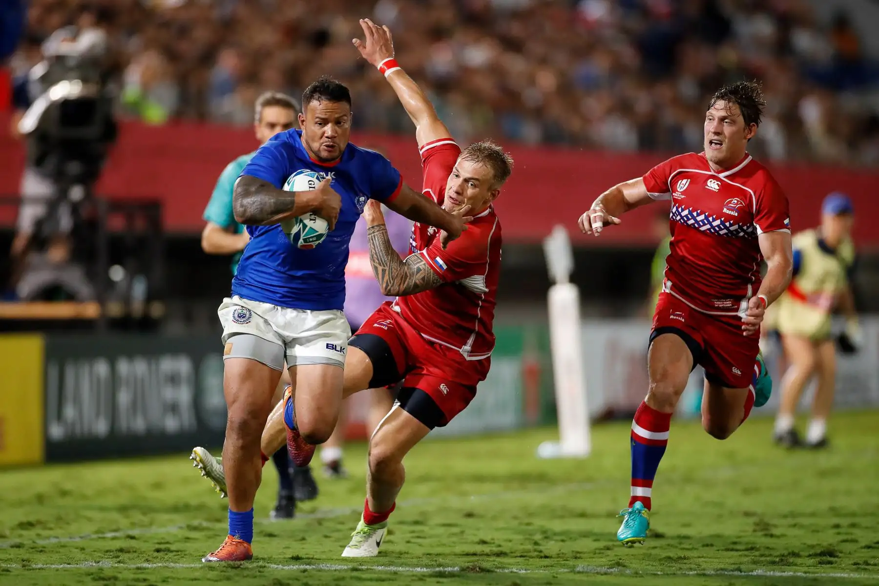 Alapati Leiua de Samoa corre para anotar durante  la Copa Mundial de Rugby de Japón 2019 entre Rusia y Samoa en Kumagaya. Foto: AFP