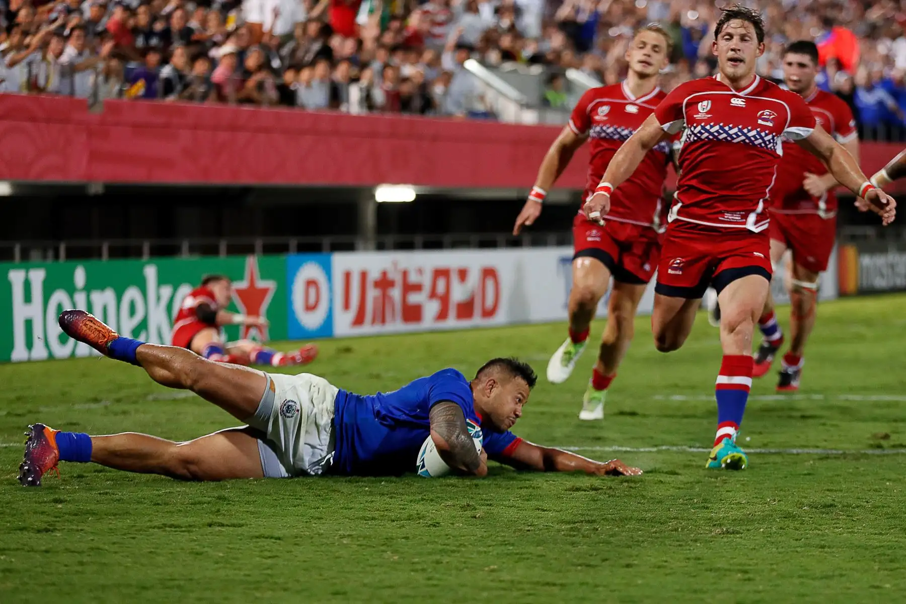 Alapati Leiua de Samoa corre para anotar durante  la Copa Mundial de Rugby de Japón 2019 entre Rusia y Samoa en Kumagaya. Foto: AFP