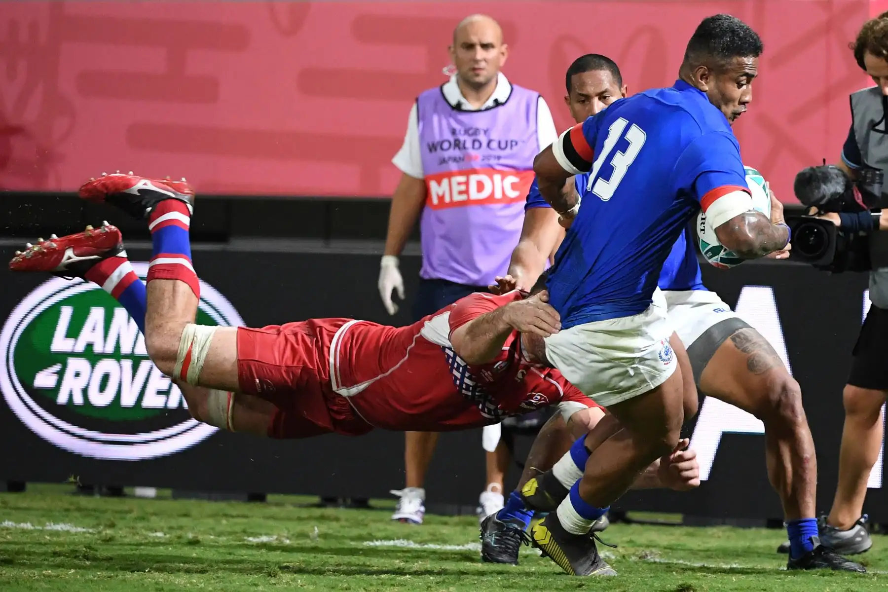 Tusi Pis de Samoa corre para anotar durante  la Copa Mundial de Rugby de Japón 2019 entre Rusia y Samoa en Kumagaya. Foto: AFP
