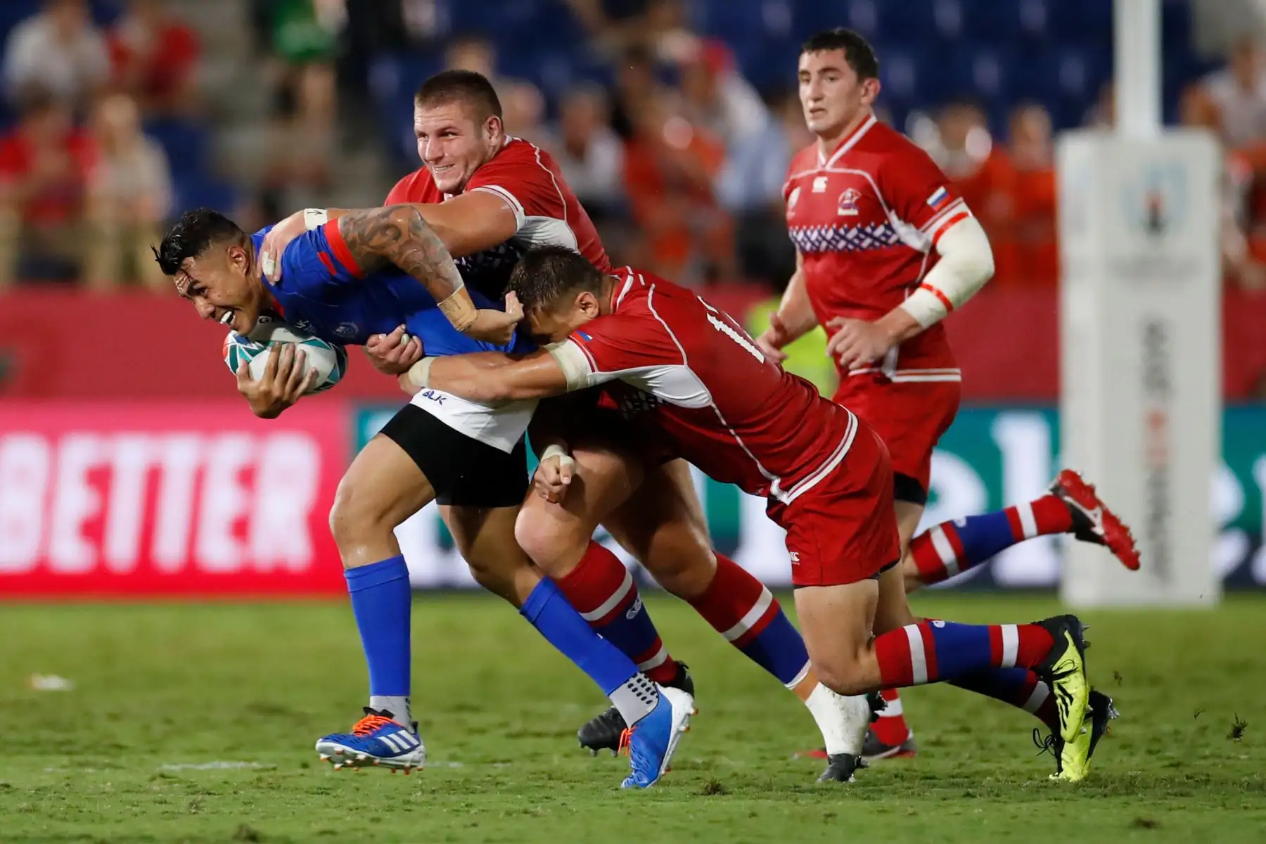 Tusi Pis de Samoa corre para anotar durante  la Copa Mundial de Rugby de Japón 2019 entre Rusia y Samoa en Kumagaya. Foto: AFP