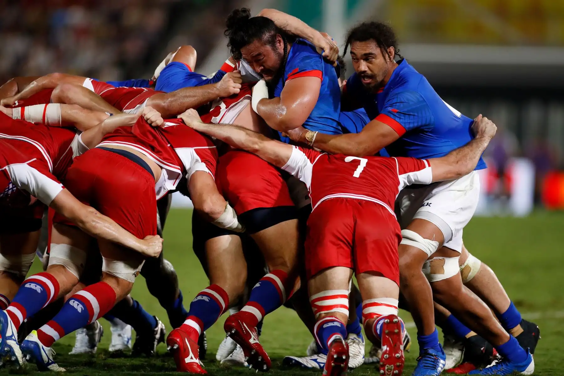 Lock Chris Vui  y  Prop Logovii Mulipola durante  la Copa Mundial de Rugby de Japón 2019 entre Rusia y Samoa en Kumagaya. Foto: AFP