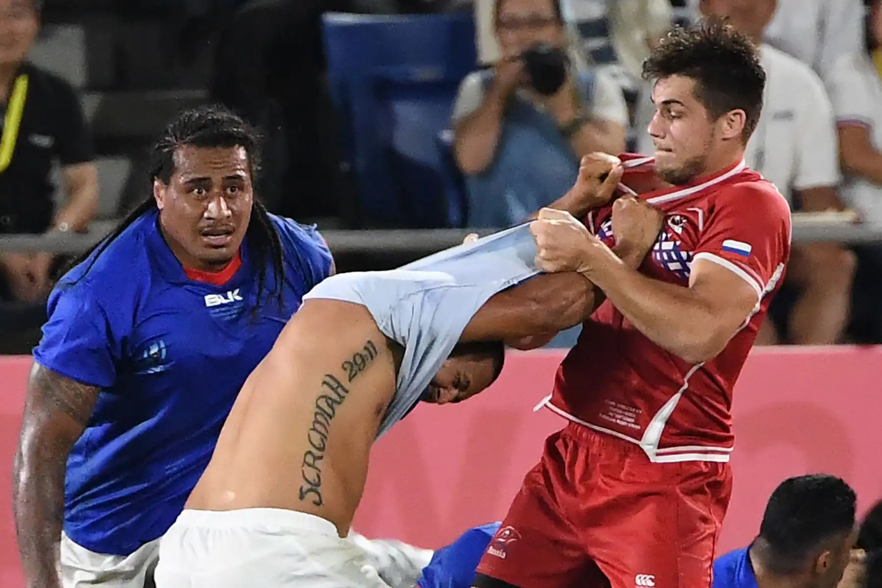 Ed Fidow de Samoa pelea con el ruso German Davydov durante  la Copa Mundial de Rugby de Japón 2019 entre Rusia y Samoa en Kumagaya. Foto: AFP