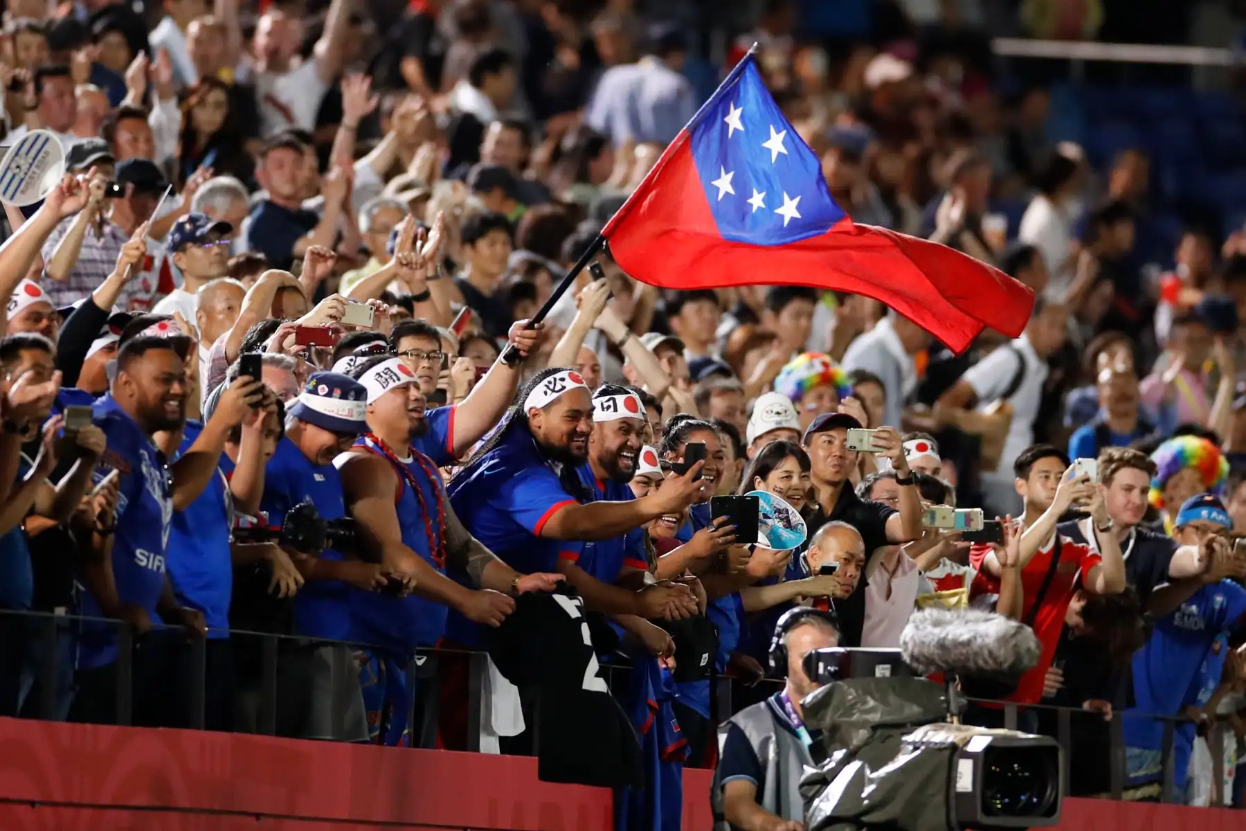 Hinchas de Samoa celebran después de ganar el partido de la Copa Mundial de Rugby de Japón 2019 entre Rusia y Samoa en el Kumagaya Rugby Stadium. Foto: AFP