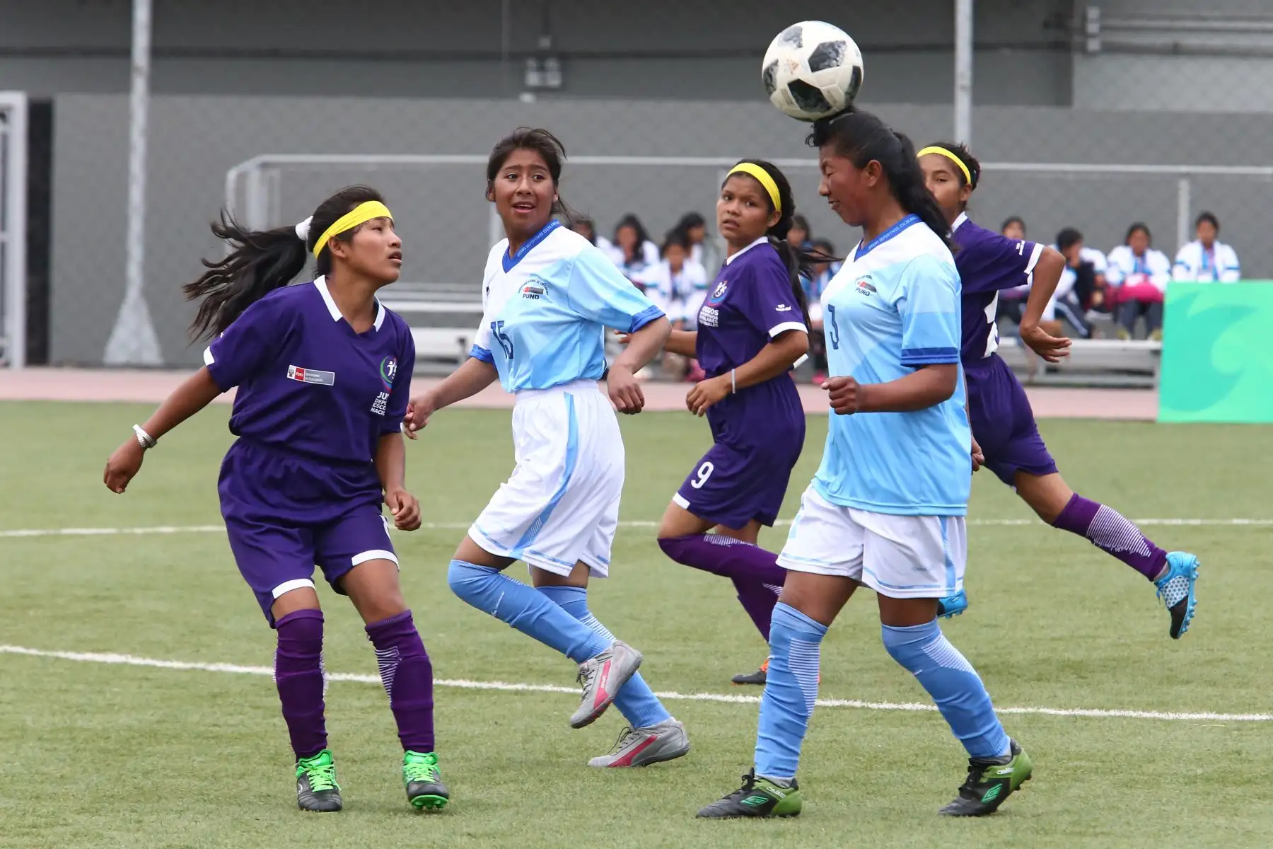 Escolares Wampis de Loreto con Aymara de Puno durante el campeonato de Fútbol C Damas Pueblos originarios por los Juegos Deportivos Escolares Nacionales en la Upc de Chorrillos. Foto: ANDINA/Vidal Tarqui