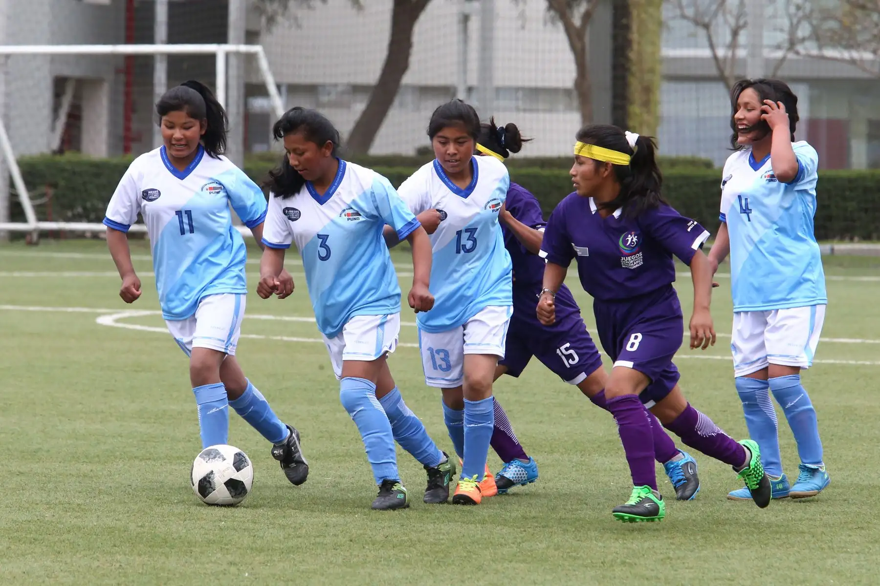 Escolares Wampis de Loreto con Aymara de Puno durante el campeonato de Fútbol C Damas Pueblos originarios por los Juegos Deportivos Escolares Nacionales en la Upc de Chorrillos. Foto: ANDINA/Vidal Tarqui
