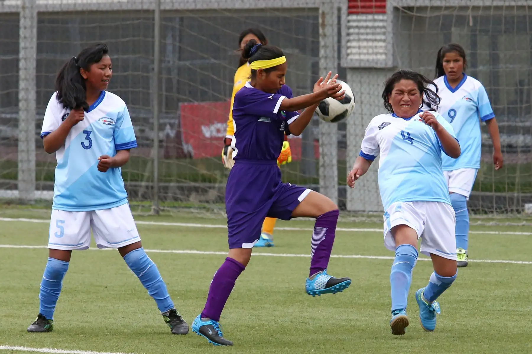 Escolares Wampis de Loreto con Aymara de Puno durante el campeonato de Fútbol C Damas Pueblos originarios por los Juegos Deportivos Escolares Nacionales en la Upc de Chorrillos. Foto: ANDINA/Vidal Tarqui