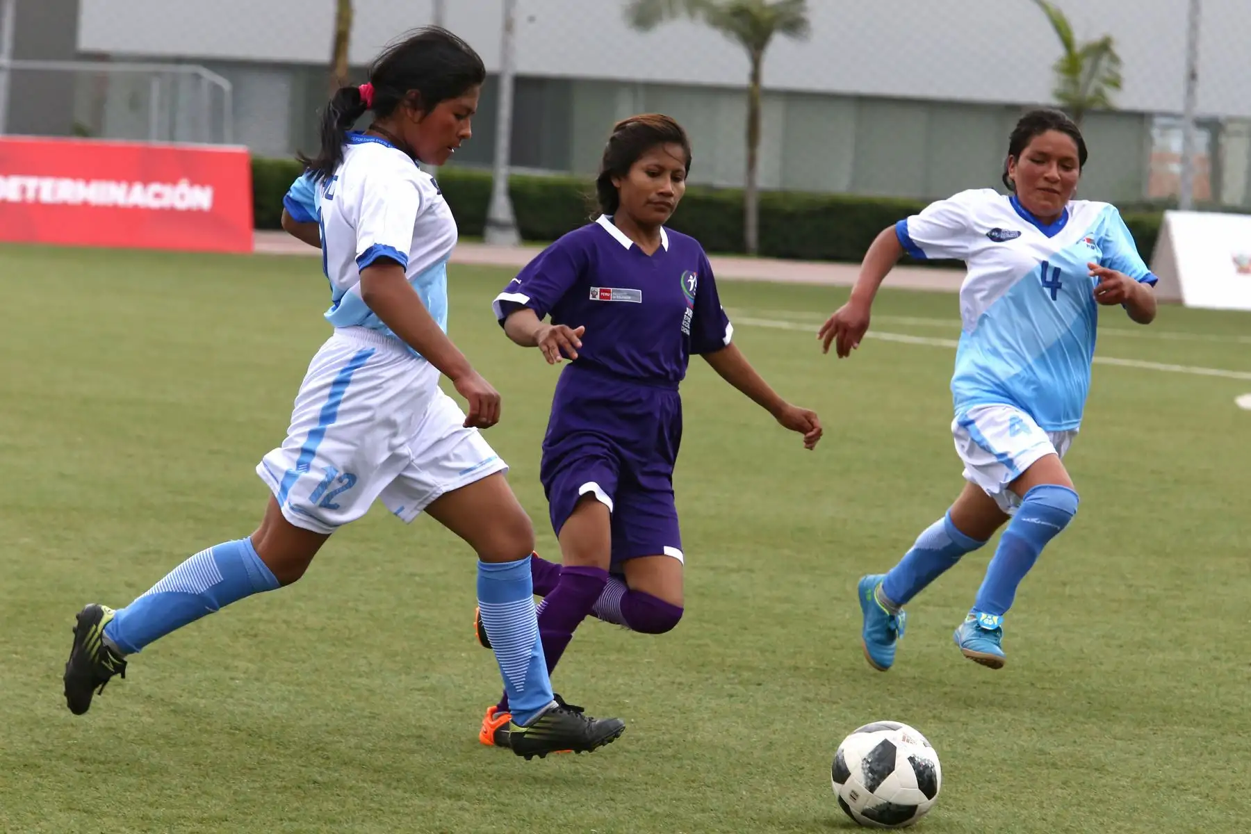 Escolares Wampis de Loreto con Aymara de Puno durante el campeonato de Fútbol C Damas Pueblos originarios por los Juegos Deportivos Escolares Nacionales en la Upc de Chorrillos. Foto: ANDINA/Vidal Tarqui