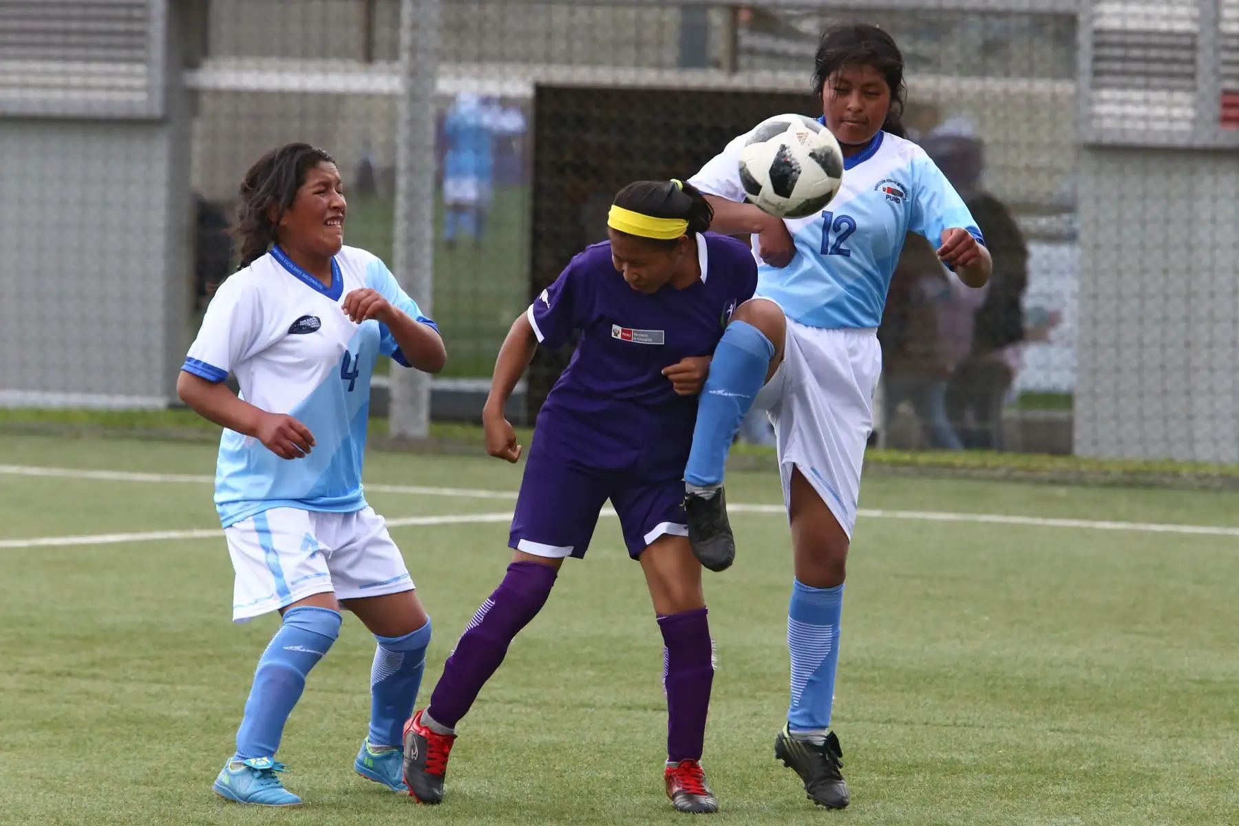 Escolares Wampis de Loreto con Aymara de Puno durante el campeonato de Fútbol C Damas Pueblos originarios por los Juegos Deportivos Escolares Nacionales en la Upc de Chorrillos. Foto: ANDINA/Vidal Tarqui