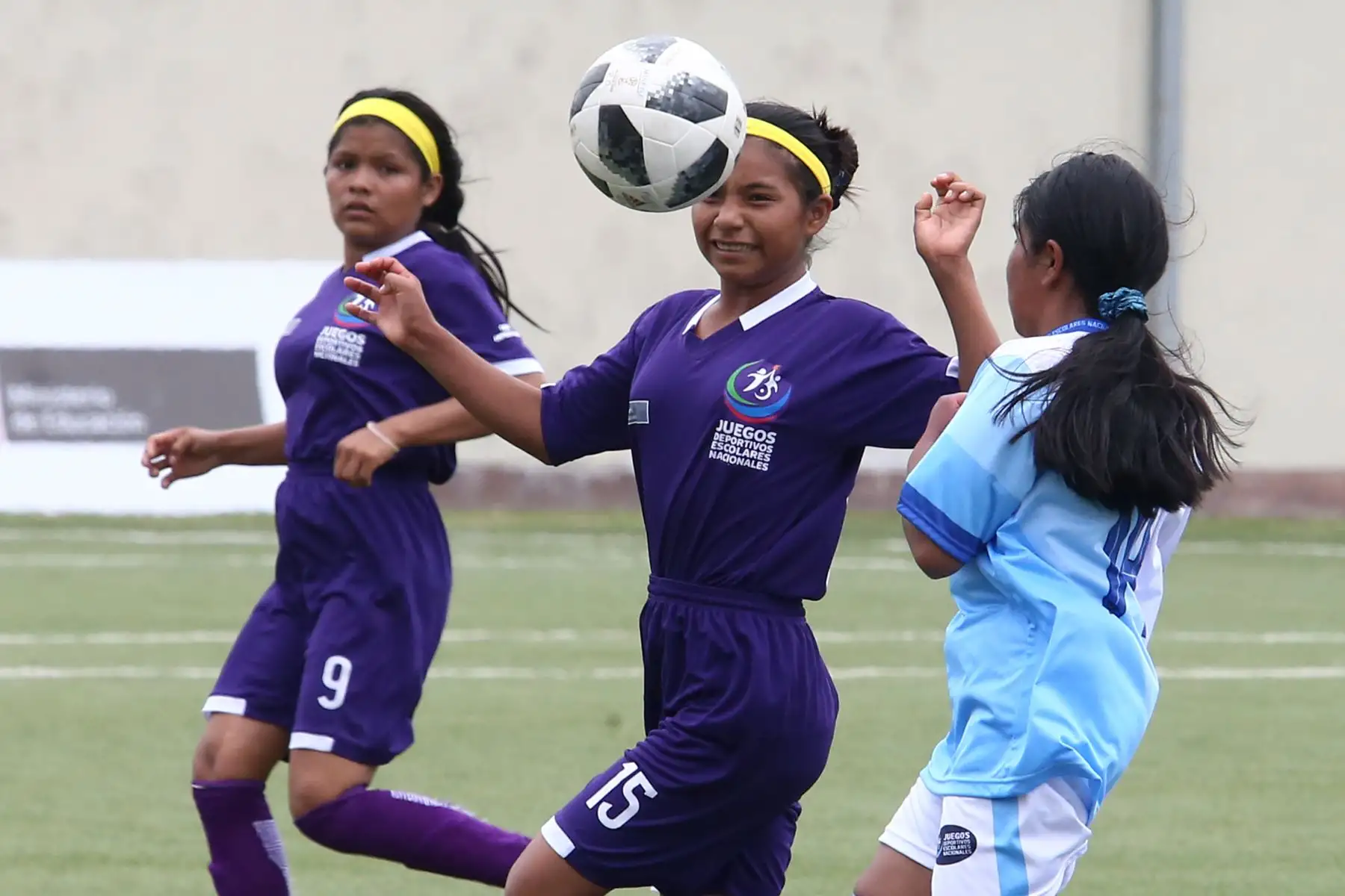 Escolares Wampis de Loreto con Aymara de Puno durante el campeonato de Fútbol C Damas Pueblos originarios por los Juegos Deportivos Escolares Nacionales en la Upc de Chorrillos. Foto: ANDINA/Vidal Tarqui