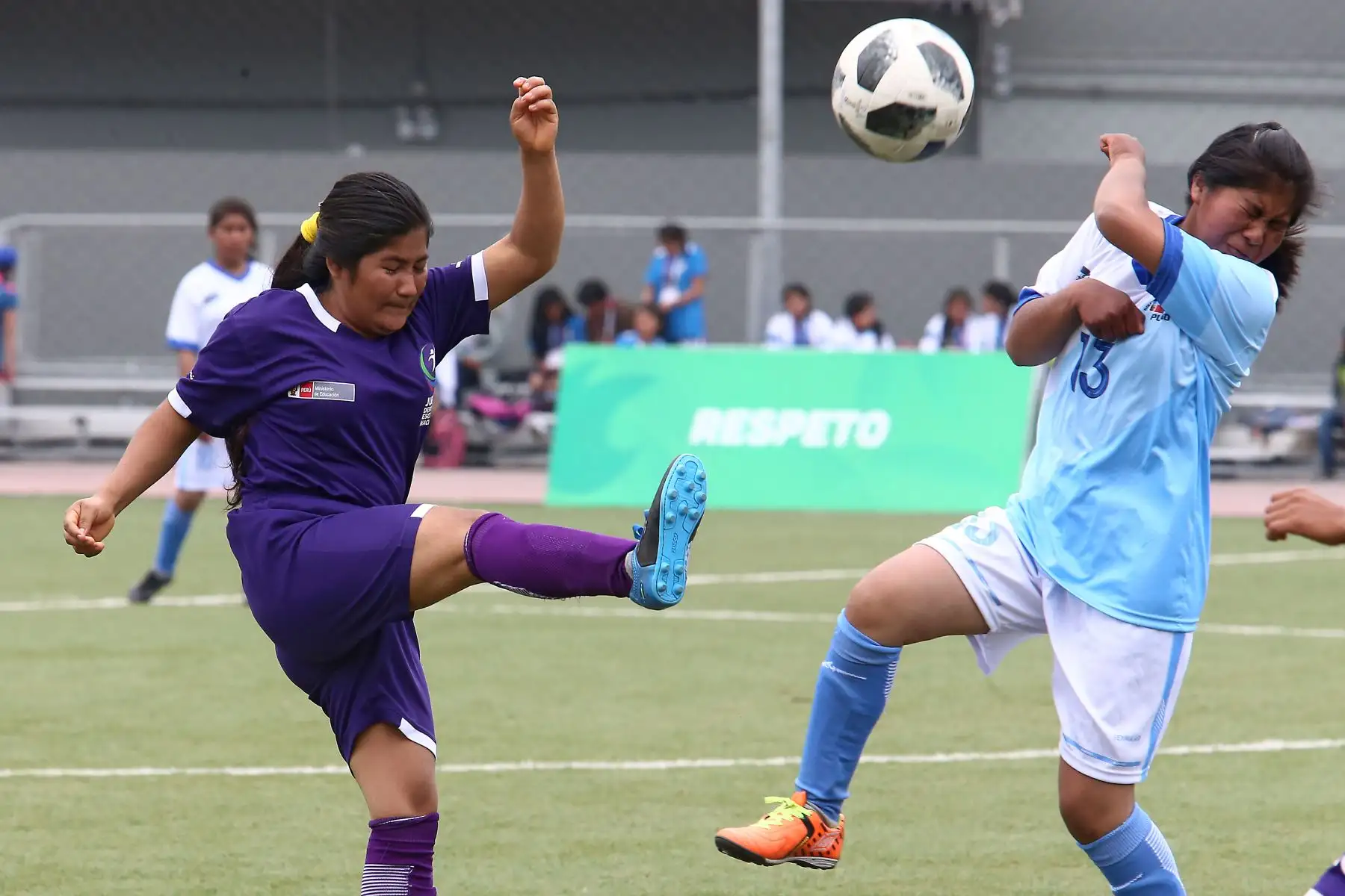 Escolares Wampis de Loreto con Aymara de Puno durante el campeonato de Fútbol C Damas Pueblos originarios por los Juegos Deportivos Escolares Nacionales en la Upc de Chorrillos. Foto: ANDINA/Vidal Tarqui