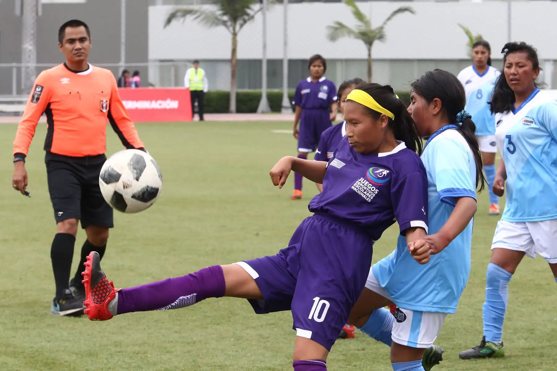 Escolares Wampis de Loreto con Aymara de Puno durante el campeonato de Fútbol C Damas Pueblos originarios por los Juegos Deportivos Escolares Nacionales en la Upc de Chorrillos. Foto: ANDINA/Vidal Tarqui