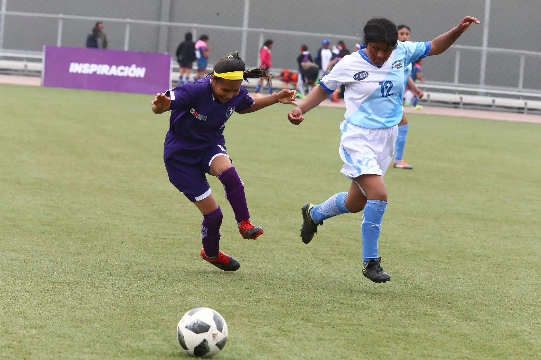 Escolares Wampis de Loreto con Aymara de Puno durante el campeonato de Fútbol C Damas Pueblos originarios por los Juegos Deportivos Escolares Nacionales en la Upc de Chorrillos. Foto: ANDINA/Vidal Tarqui