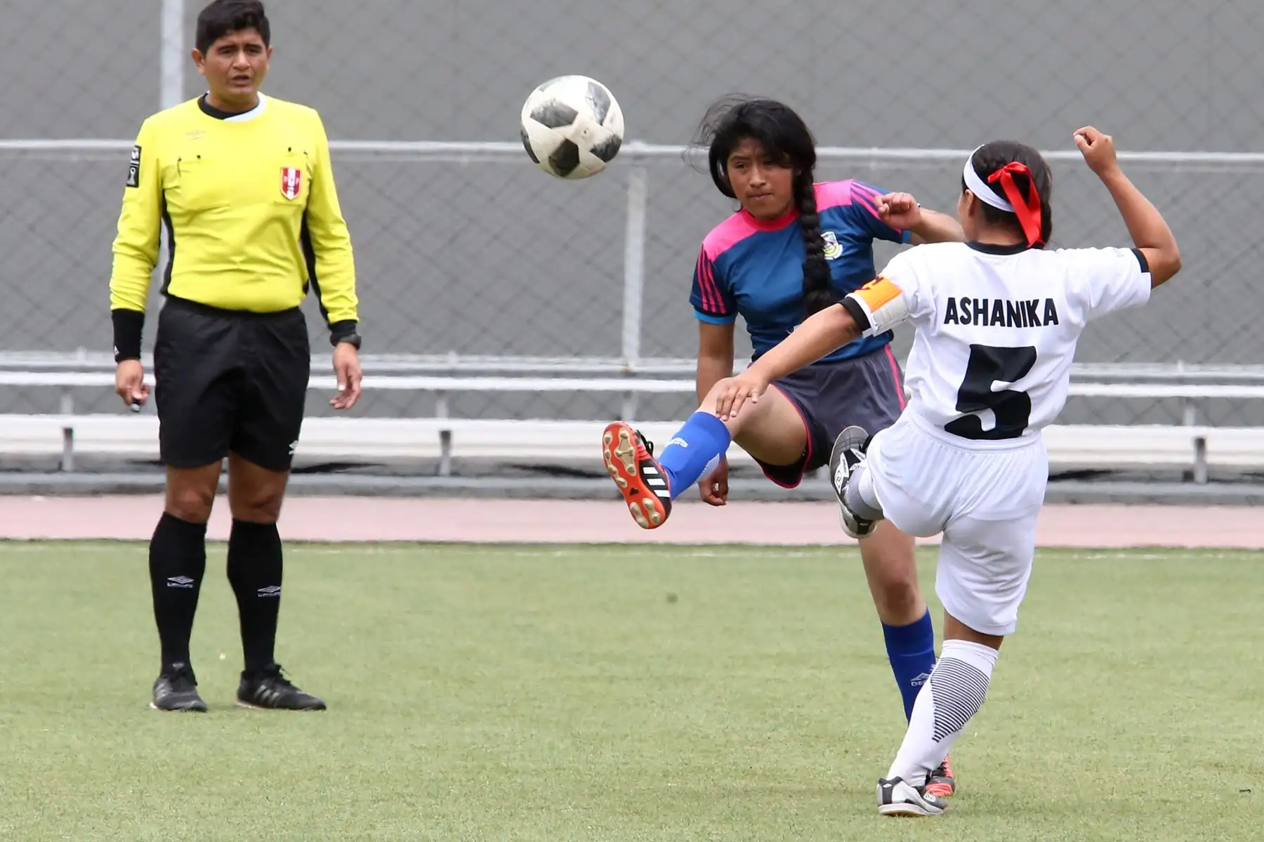 Escolares quechua Collao de Cusco con Ashaninka de Pasco  durante el campeonato de Fútbol C Damas Pueblos originarios por los Juegos Deportivos Escolares Nacionales en la Upc de Chorrillos. Foto: ANDINA/Vidal Tarqui