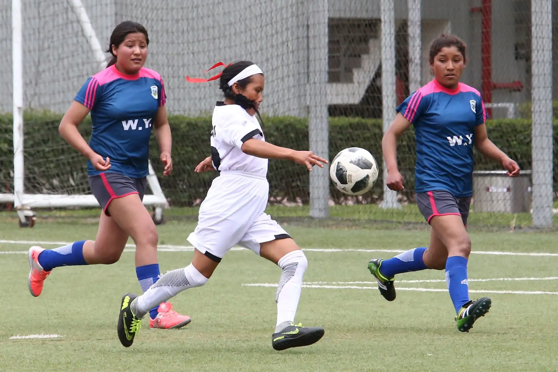 Escolares quechua Collao de Cusco con Ashaninka de Pasco  durante el campeonato de Fútbol C Damas Pueblos originarios por los Juegos Deportivos Escolares Nacionales en la Upc de Chorrillos. Foto: ANDINA/Vidal Tarqui