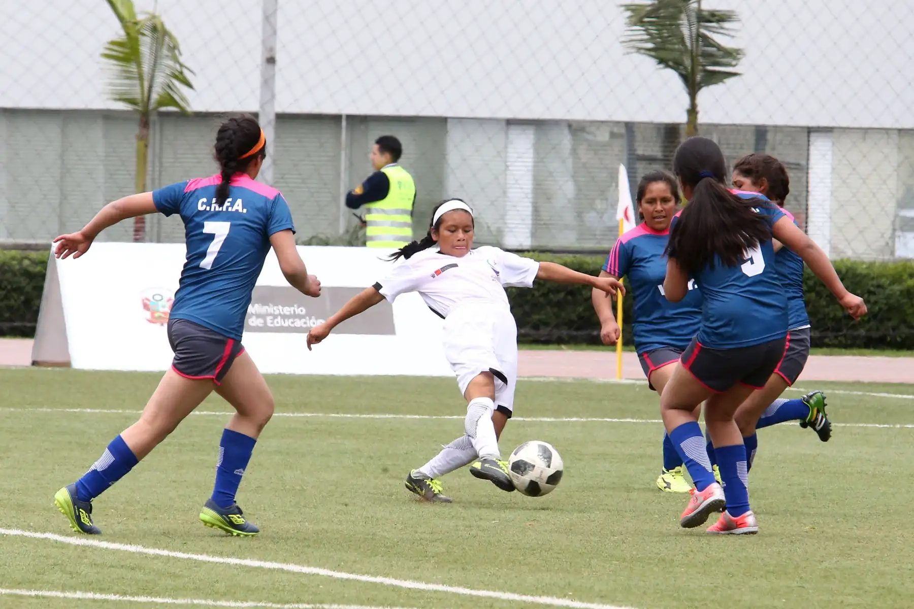Escolares quechua Collao de Cusco con Ashaninka de Pasco  durante el campeonato de Fútbol C Damas Pueblos originarios por los Juegos Deportivos Escolares Nacionales en la Upc de Chorrillos. Foto: ANDINA/Vidal Tarqui