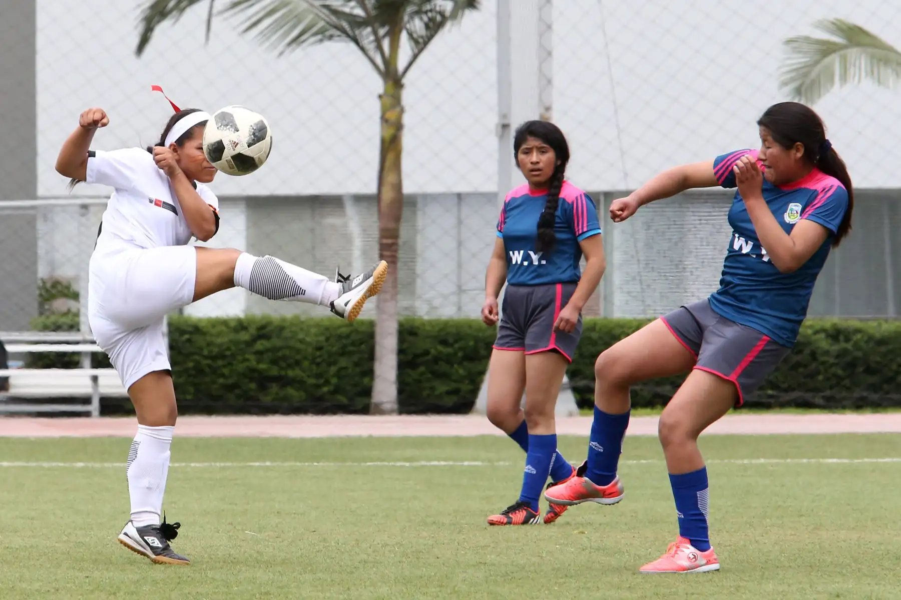 Escolares quechua Collao de Cusco con Ashaninka de Pasco  durante el campeonato de Fútbol C Damas Pueblos originarios por los Juegos Deportivos Escolares Nacionales en la Upc de Chorrillos. Foto: ANDINA/Vidal Tarqui