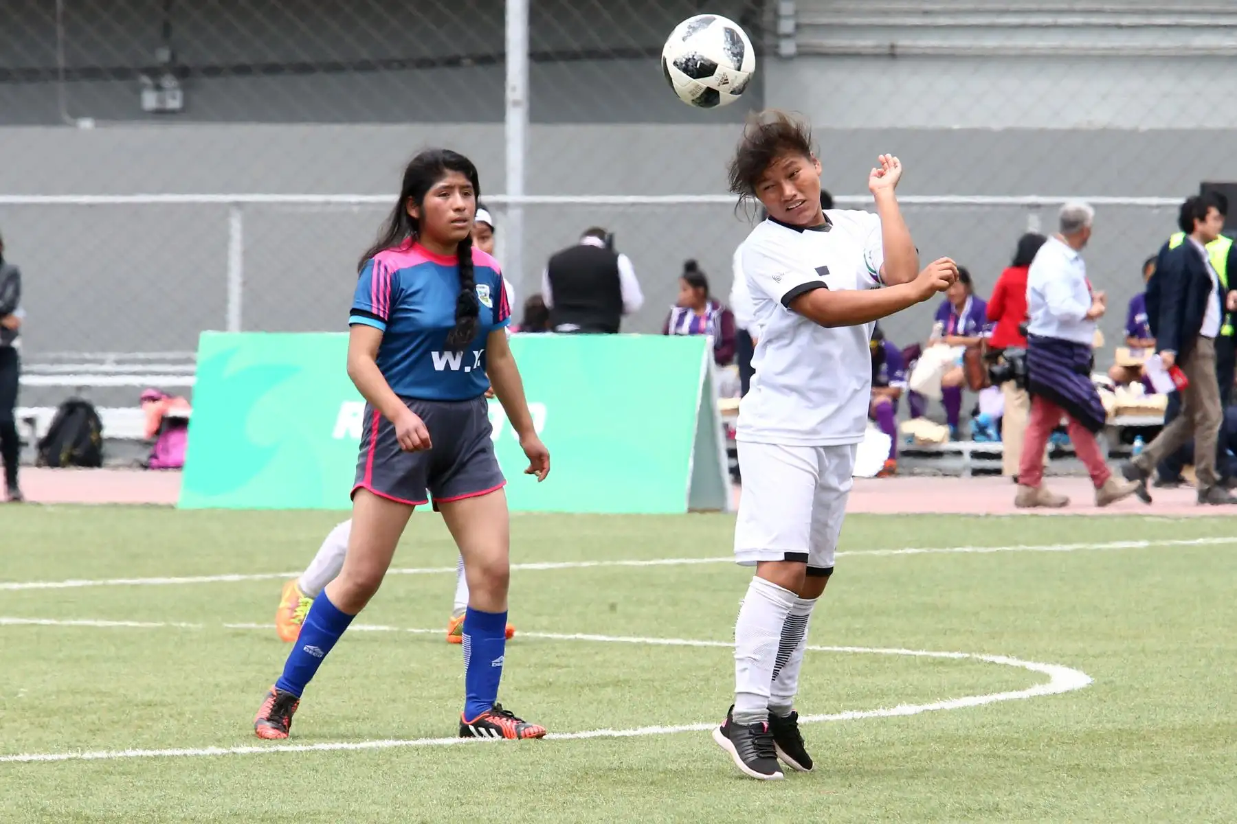 Escolares quechua Collao de Cusco con Ashaninka de Pasco  durante el campeonato de Fútbol C Damas Pueblos originarios por los Juegos Deportivos Escolares Nacionales en la Upc de Chorrillos. Foto: ANDINA/Vidal Tarqui