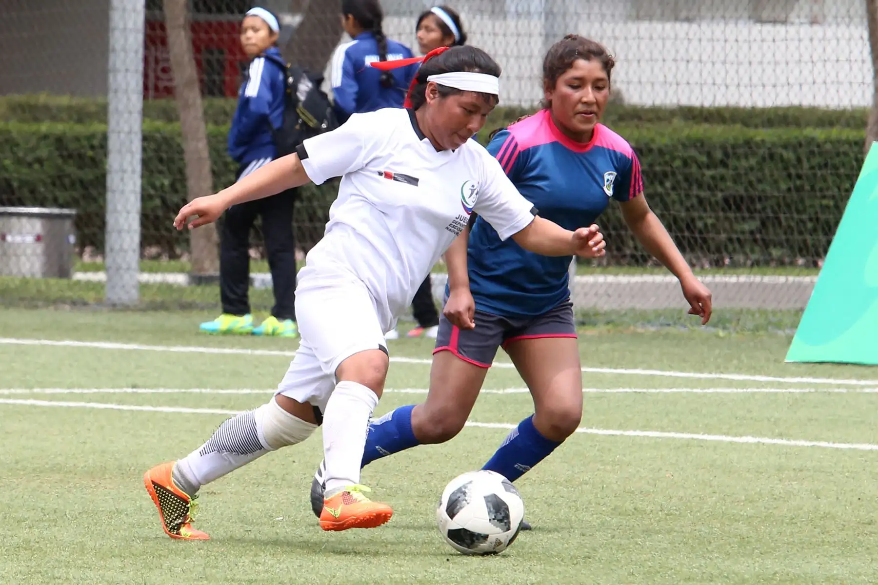 Escolares quechua Collao de Cusco con Ashaninka de Pasco  durante el campeonato de Fútbol C Damas Pueblos originarios por los Juegos Deportivos Escolares Nacionales en la Upc de Chorrillos. Foto: ANDINA/Vidal Tarqui
