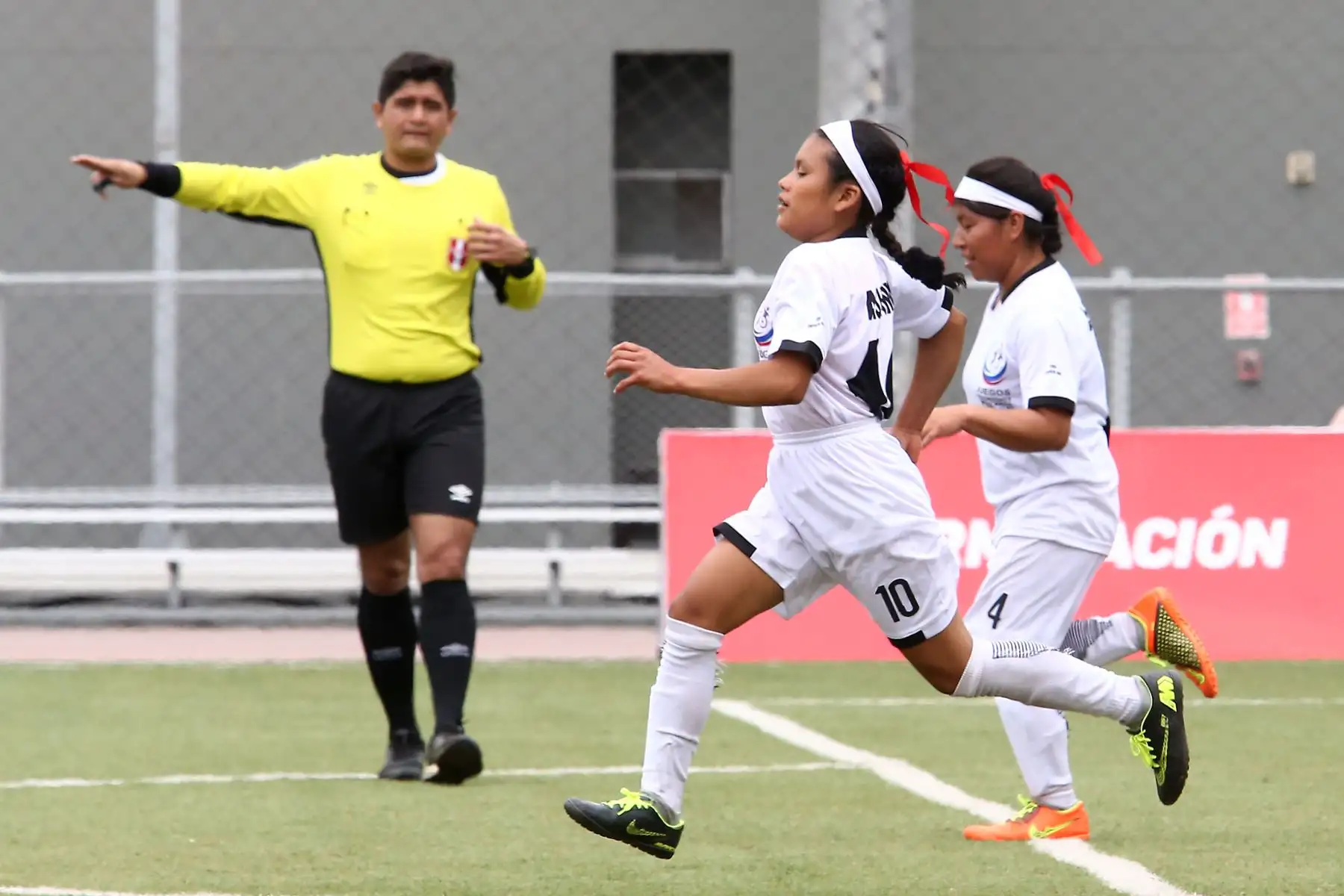Escolares quechua Collao de Cusco con Ashaninka de Pasco  durante el campeonato de Fútbol C Damas Pueblos originarios por los Juegos Deportivos Escolares Nacionales en la Upc de Chorrillos. Foto: ANDINA/Vidal Tarqui
