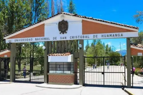 Fachada de la Universidad Nacional San Cristóbal de Huamanga, en Ayacucho