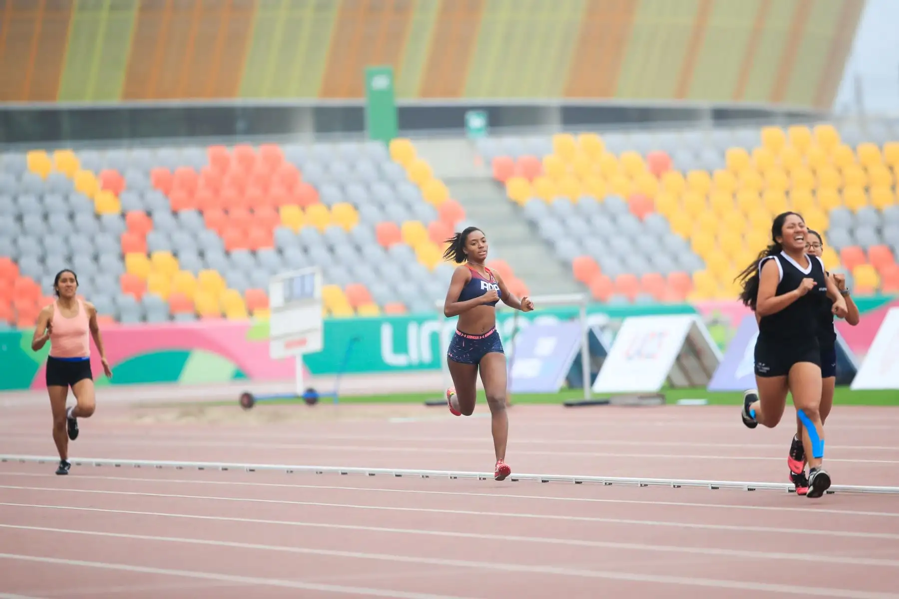 Competencia de 100 mts planos mujeres en el marco de los Juegos Deportivos Escolares Nacionales.         
      


Foto: ANDINA/Juan Carlos Guzmán Negrini.