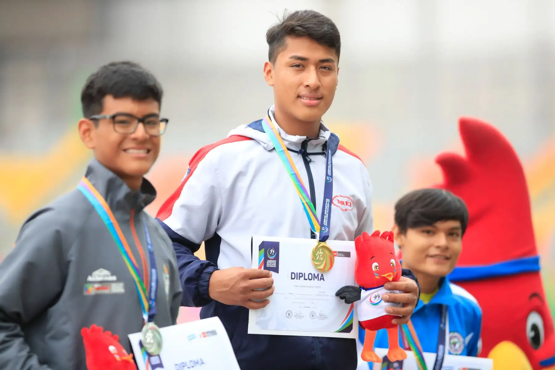 De izquierda a derecha: Carlos Saenz del colegio Cristo Rey de Tacna, medalla de plata, Keeler Pinchi del colegio José Carlos Mariátequi de Junín, medalla de oro y Leonardo Peña del colegio Rosa Donayre de Loreto medalla de bronce en 110 mts con vallas durante los Juegos Deportivos Escolares Nacionales.
      


Foto: Andina/Juan Carlos Guzmán Negrini
