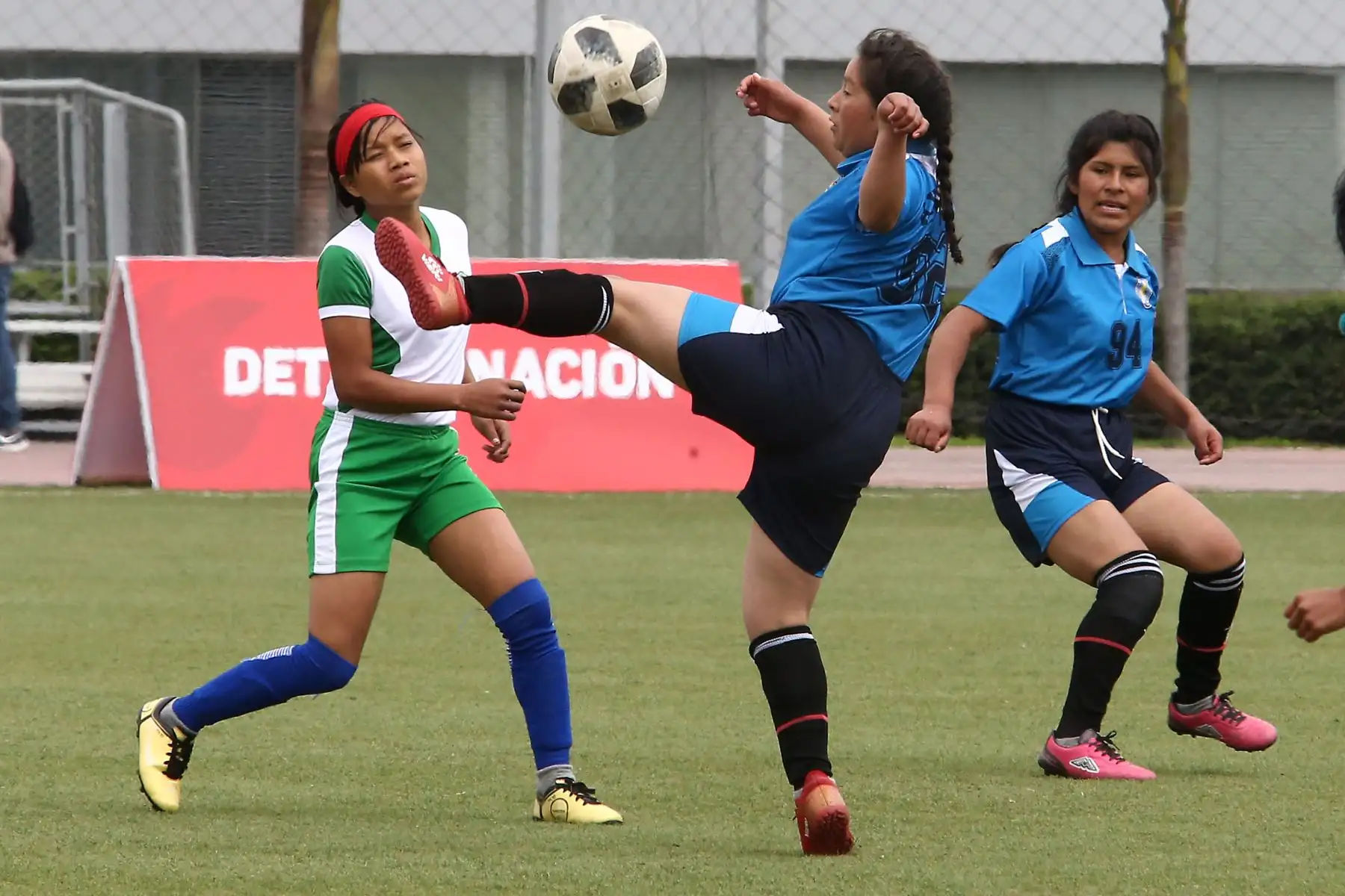 Escolares Shawi de Loreto con Quechua Huanta de Ayacucho durante el campeonato de Fútbol C Damas Pueblos originarios por los Juegos Deportivos Escolares Nacionales en la Upc de Chorrillos. Foto: ANDINA/Vidal Tarqui