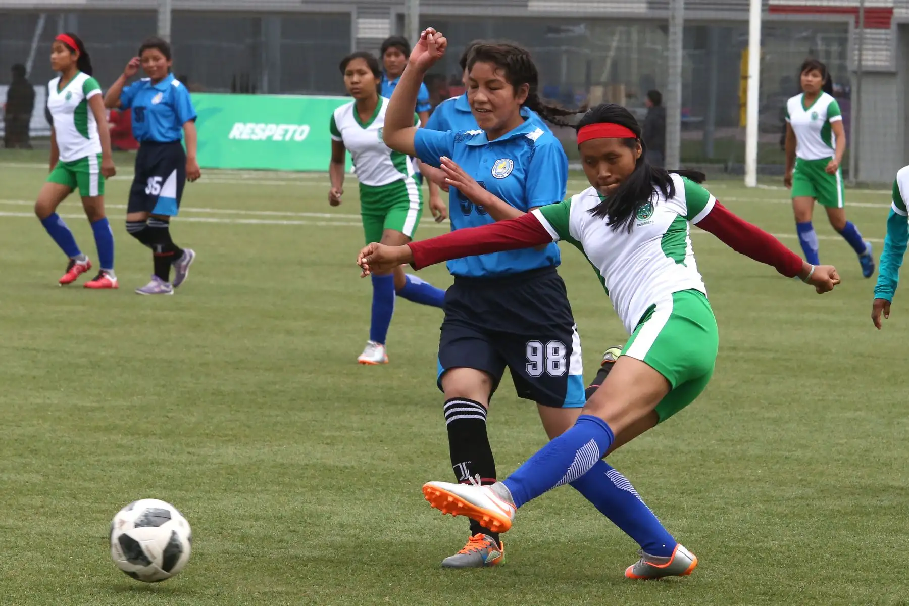 Escolares Shawi de Loreto con Quechua Huanta de Ayacucho durante el campeonato de Fútbol C Damas Pueblos originarios por los Juegos Deportivos Escolares Nacionales en la Upc de Chorrillos. Foto: ANDINA/Vidal Tarqui