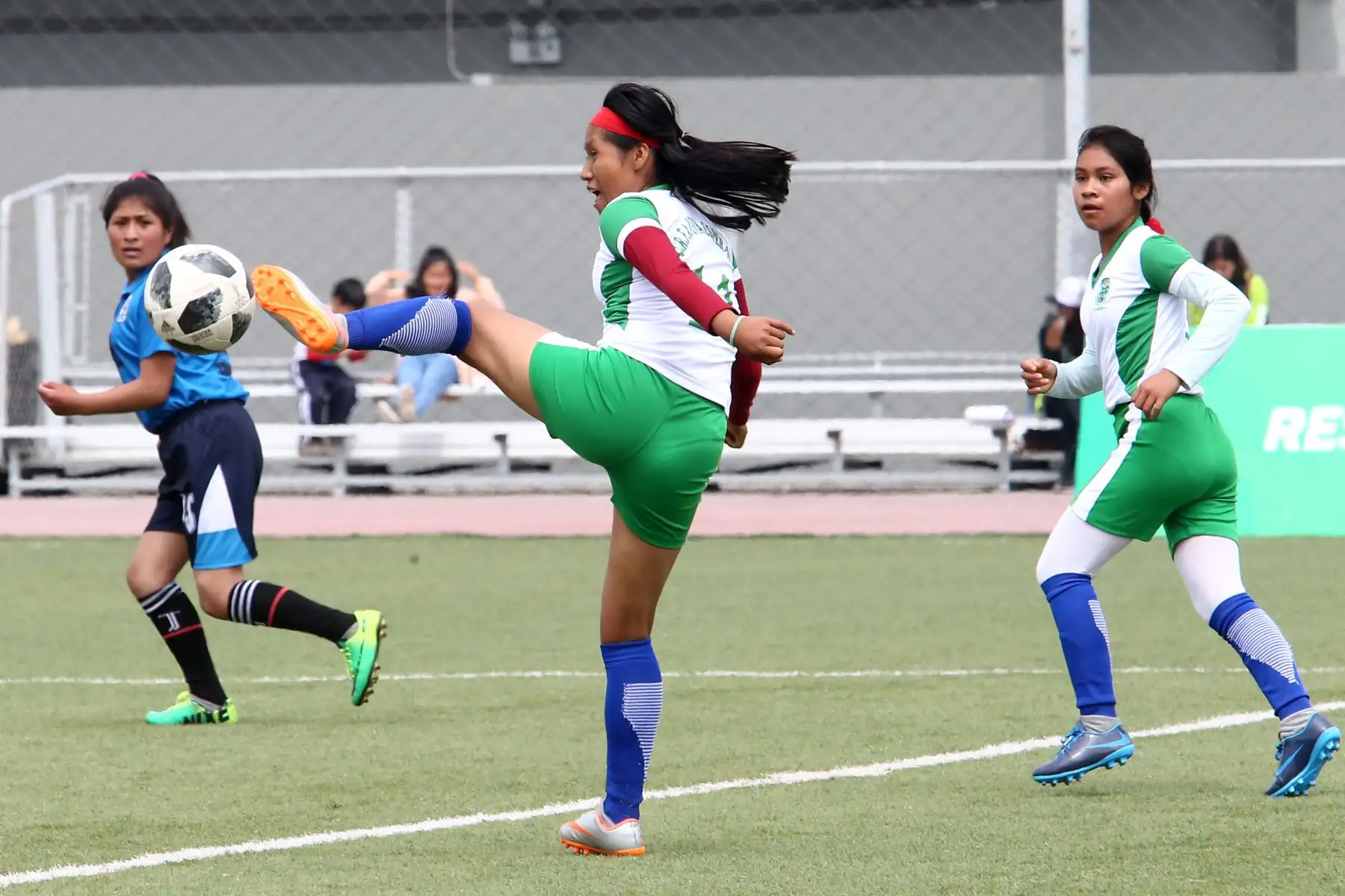 Escolares Shawi de Loreto con Quechua Huanta de Ayacucho durante el campeonato de Fútbol C Damas Pueblos originarios por los Juegos Deportivos Escolares Nacionales en la Upc de Chorrillos. Foto: ANDINA/Vidal Tarqui