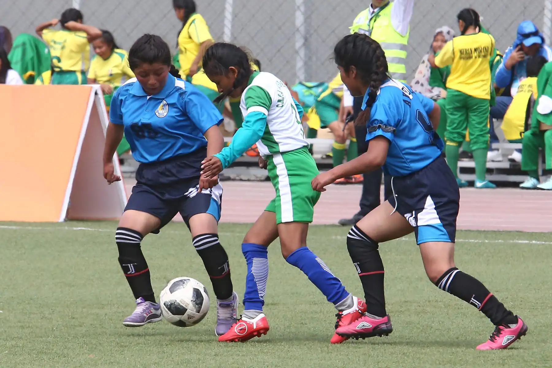Escolares Shawi de Loreto con Quechua Huanta de Ayacucho durante el campeonato de Fútbol C Damas Pueblos originarios por los Juegos Deportivos Escolares Nacionales en la Upc de Chorrillos. Foto: ANDINA/Vidal Tarqui