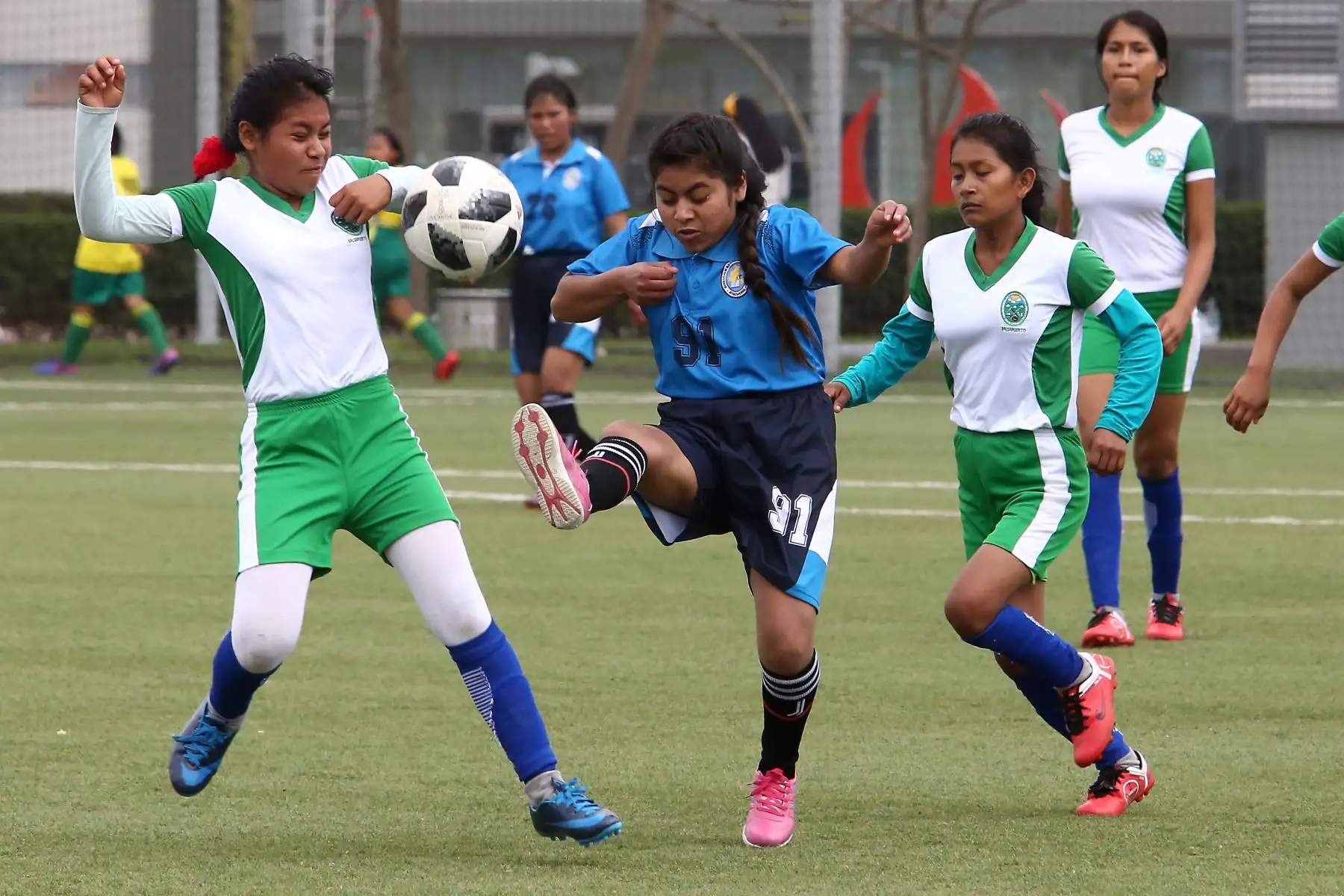Escolares Shawi de Loreto con Quechua Huanta de Ayacucho durante el campeonato de Fútbol C Damas Pueblos originarios por los Juegos Deportivos Escolares Nacionales en la Upc de Chorrillos. Foto: ANDINA/Vidal Tarqui