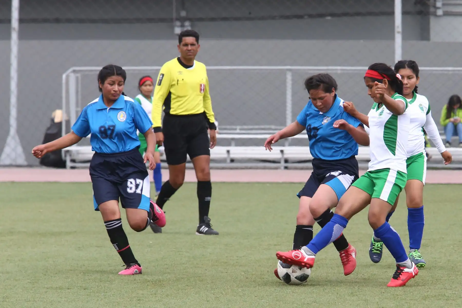 Escolares Shawi de Loreto con Quechua Huanta de Ayacucho durante el campeonato de Fútbol C Damas Pueblos originarios por los Juegos Deportivos Escolares Nacionales en la Upc de Chorrillos. Foto: ANDINA/Vidal Tarqui